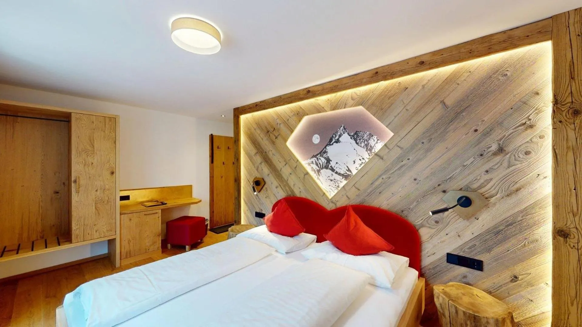 Photo of the whole room, Bed in Hotel - Restaurant - Sonnblick