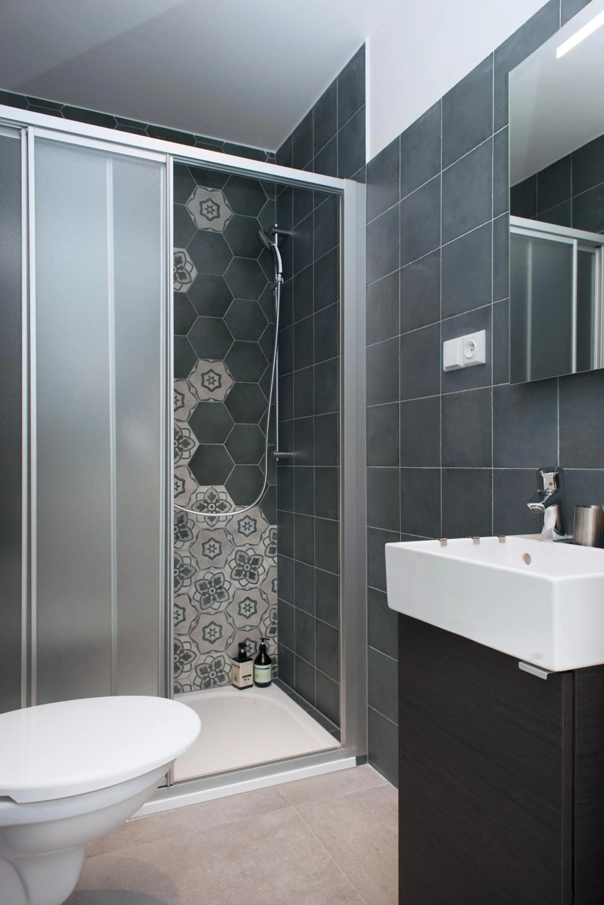 Shower in Kent Ridge Loft (Lublanska)