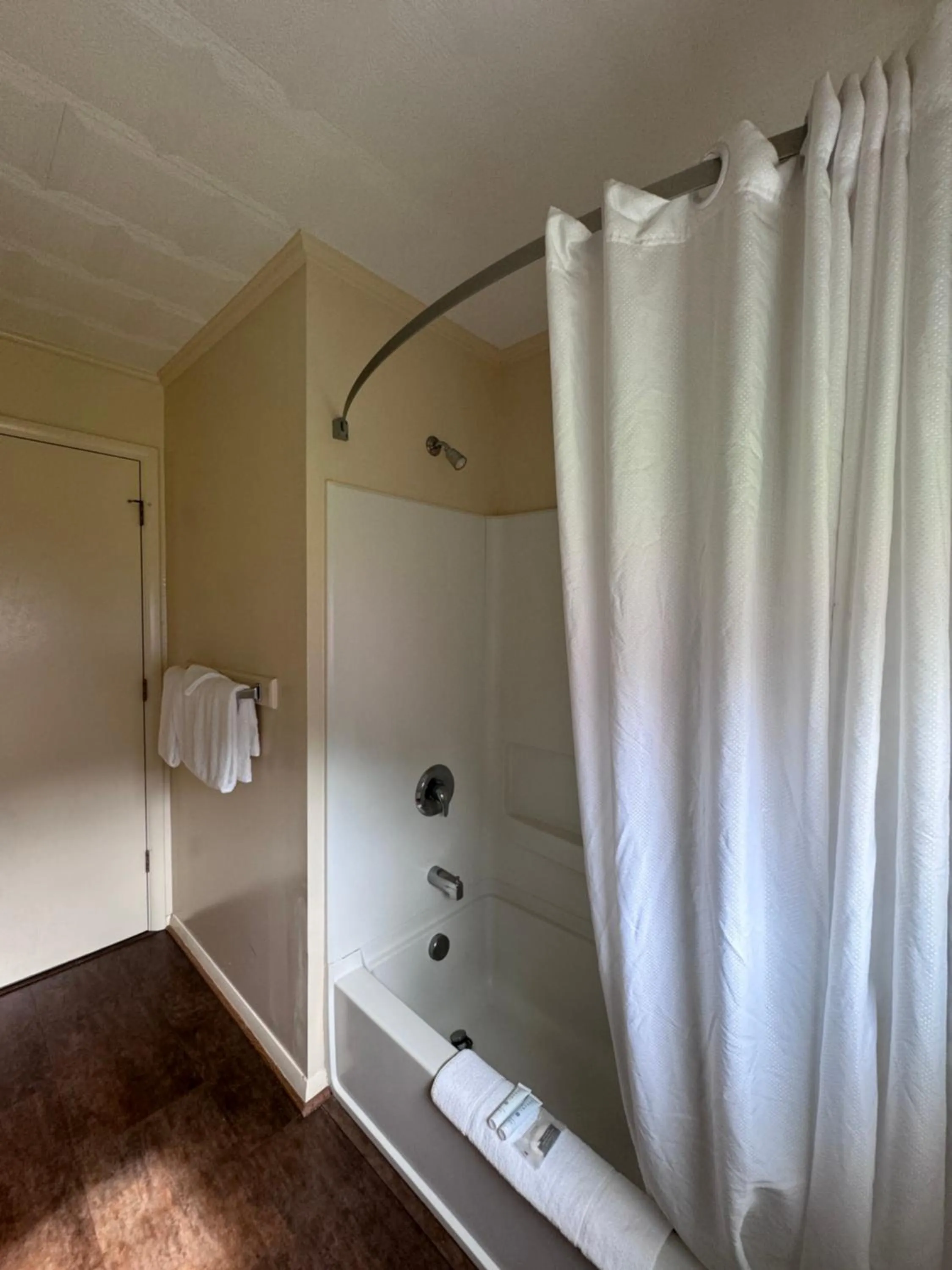 Bathroom, Bed in Francis Scott Key Family Resort