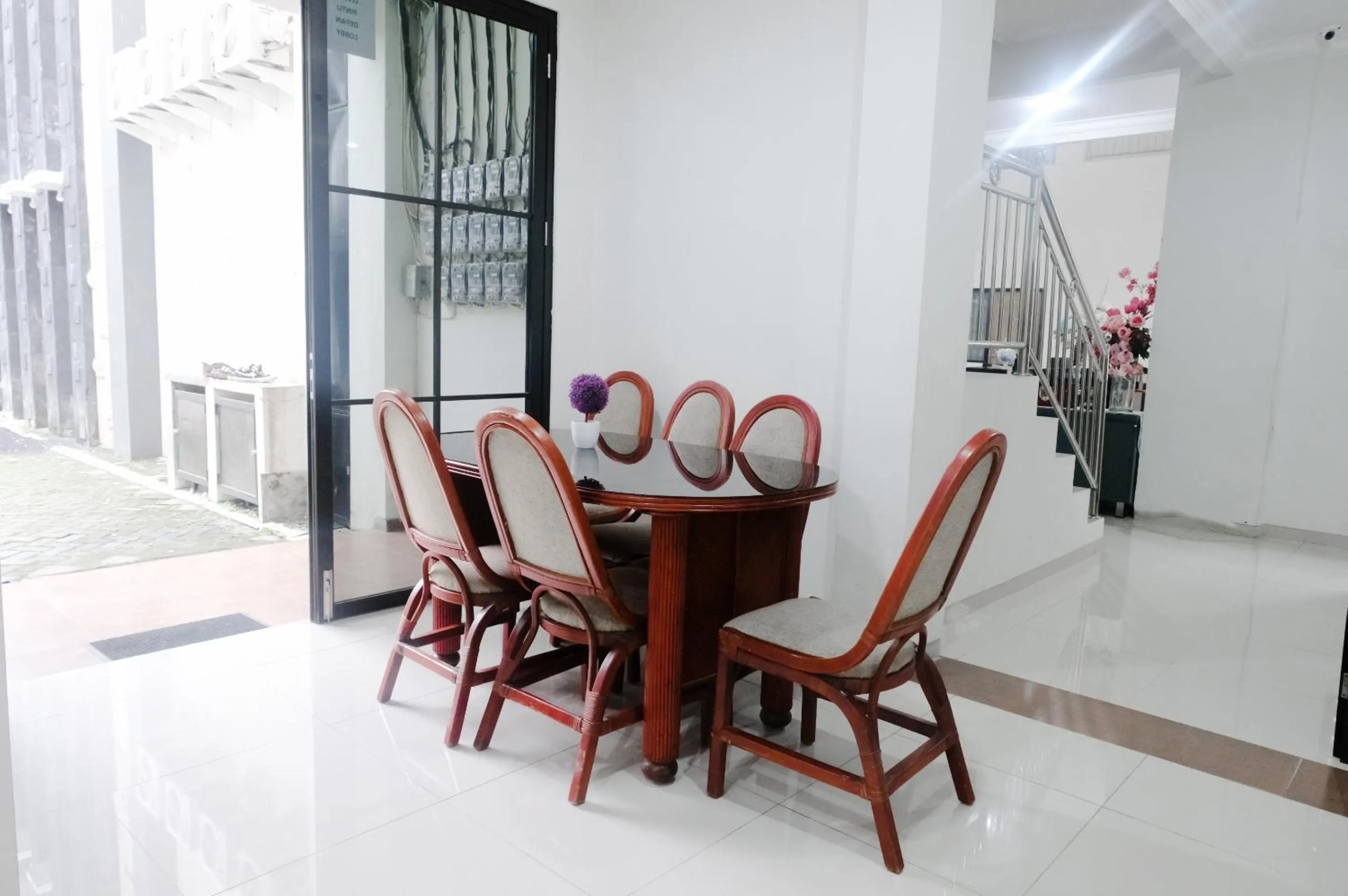 Seating area in RedDoorz near Cyber Mall