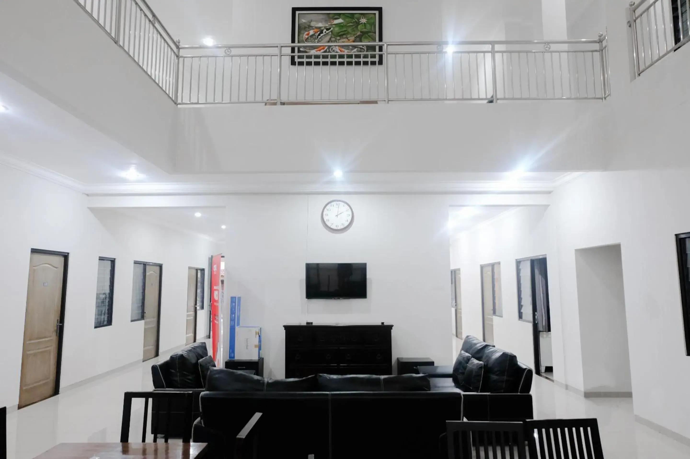 Communal lounge/ TV room in RedDoorz near Cyber Mall Communal lounge/ TV room in RedDoorz near Cyber Mall