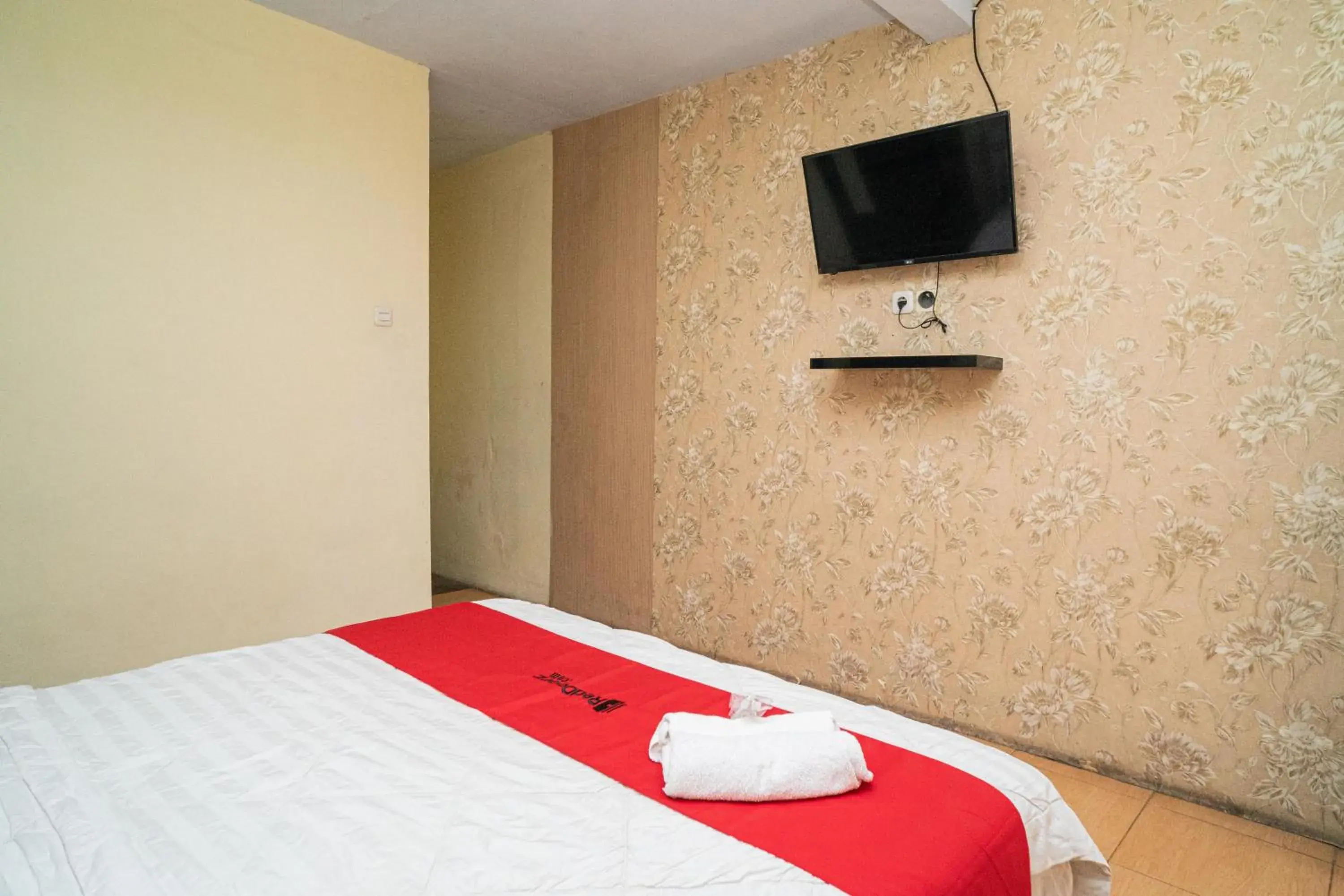 Bed in RedDoorz near Cyber Mall Bed in RedDoorz near Cyber Mall