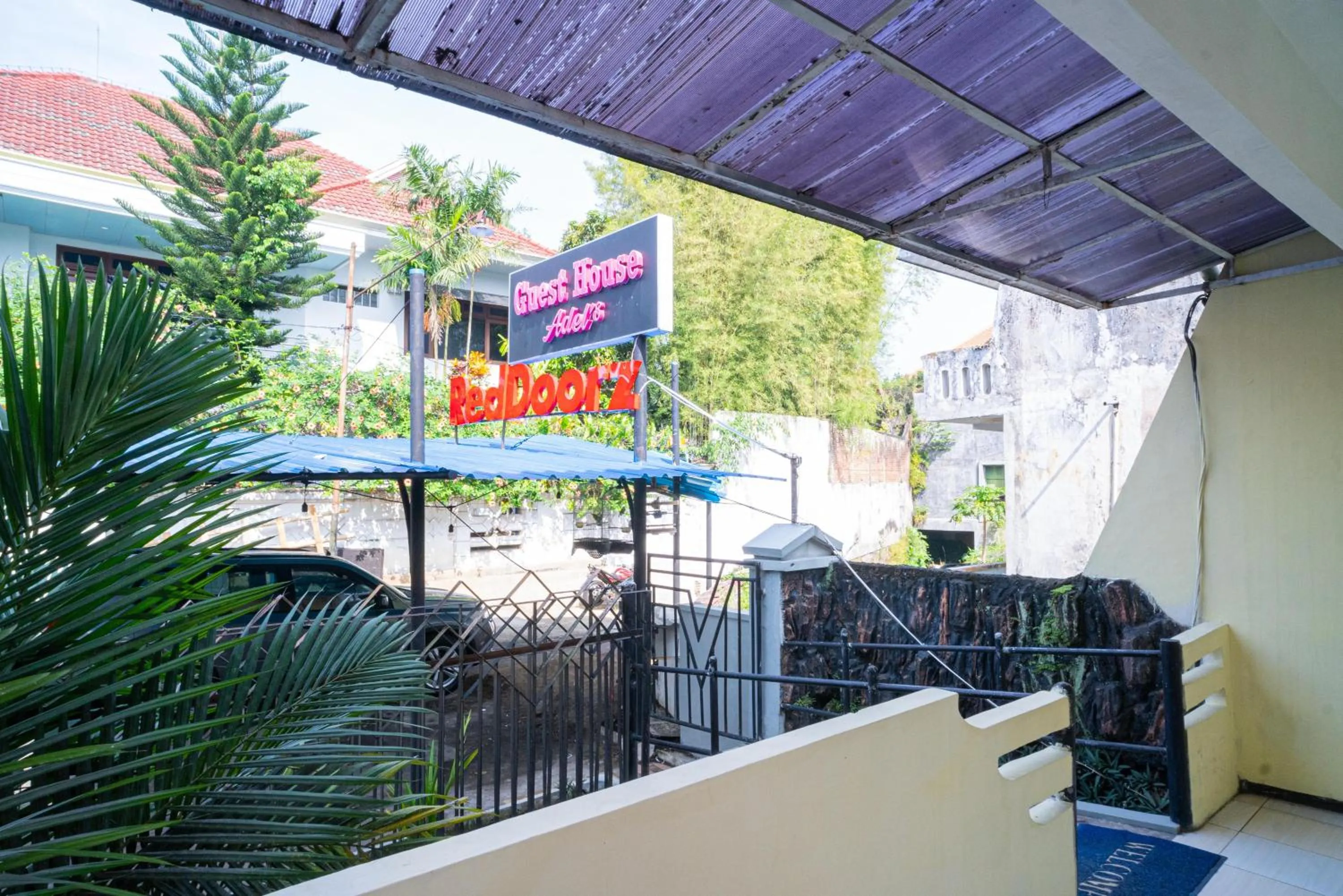 RedDoorz near Cyber Mall