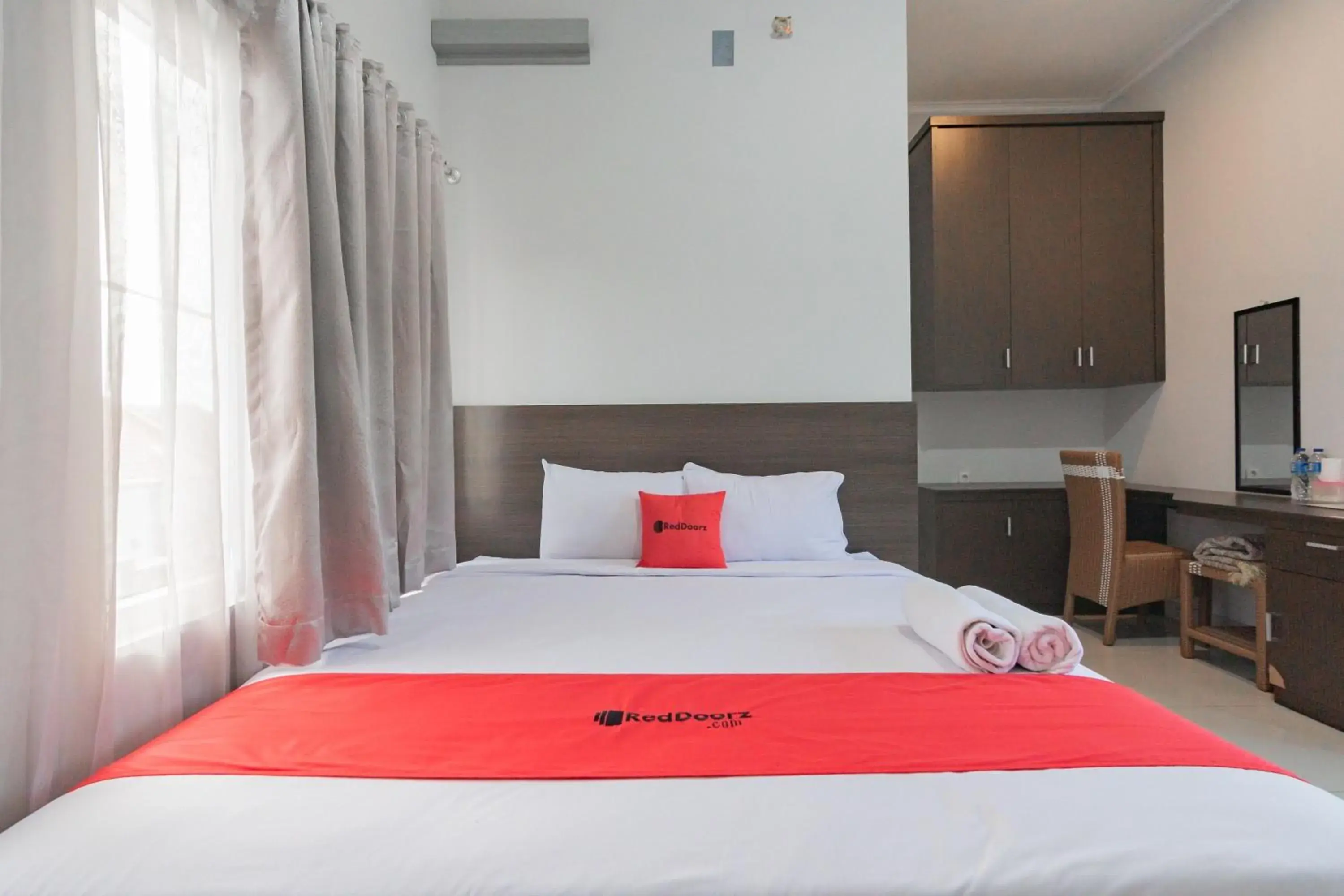 Bed in RedDoorz Plus Syariah @ Tuparev Cirebon 3 Bed in RedDoorz Plus Syariah @ Tuparev Cirebon 3