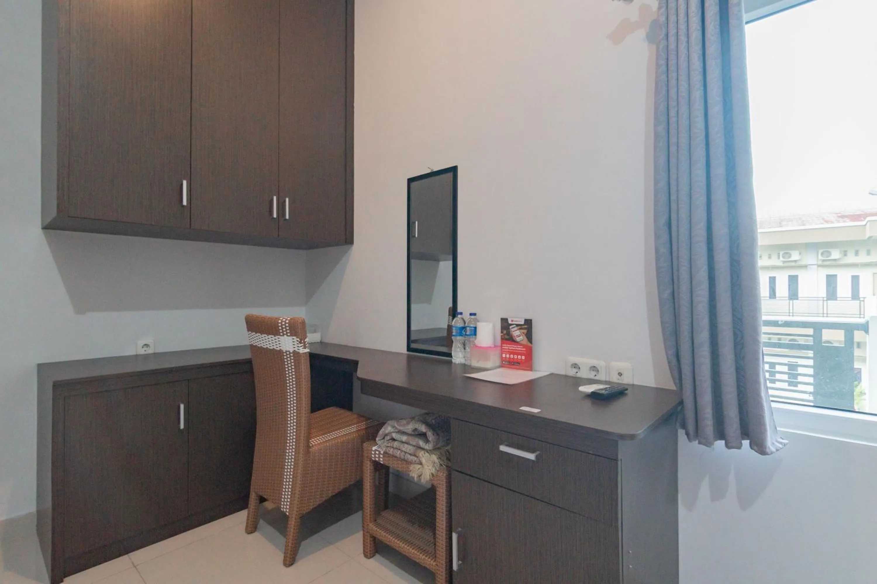 wardrobe in RedDoorz Plus Syariah @ Tuparev Cirebon 3