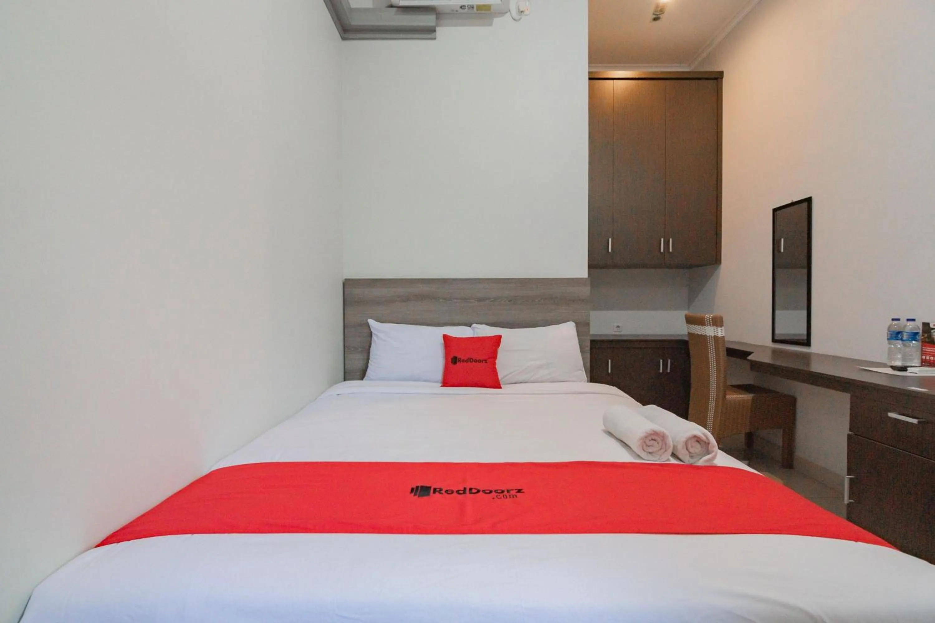 Bedroom, Bed in RedDoorz Plus Syariah @ Tuparev Cirebon 3