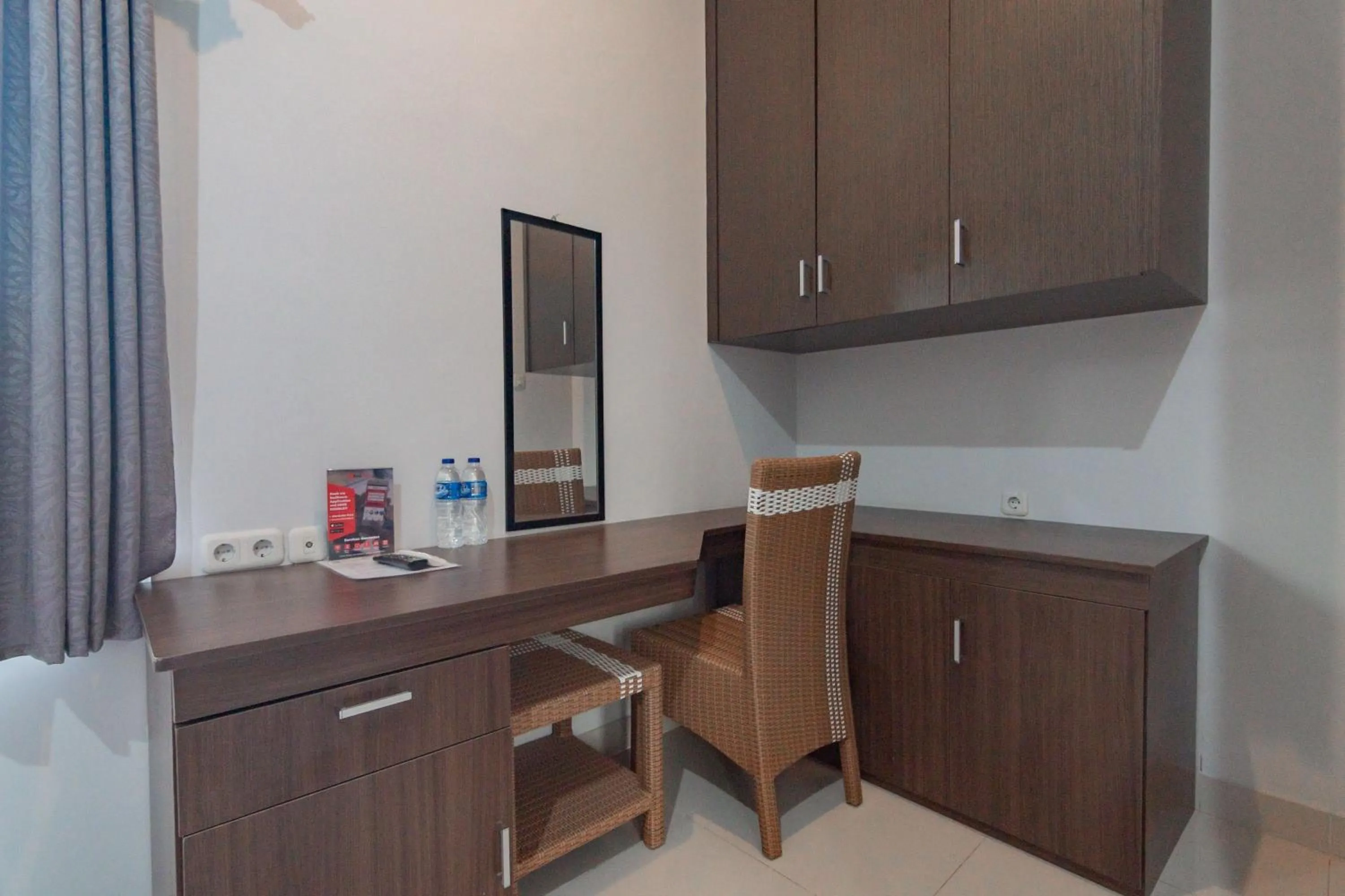 wardrobe in RedDoorz Plus Syariah @ Tuparev Cirebon 3