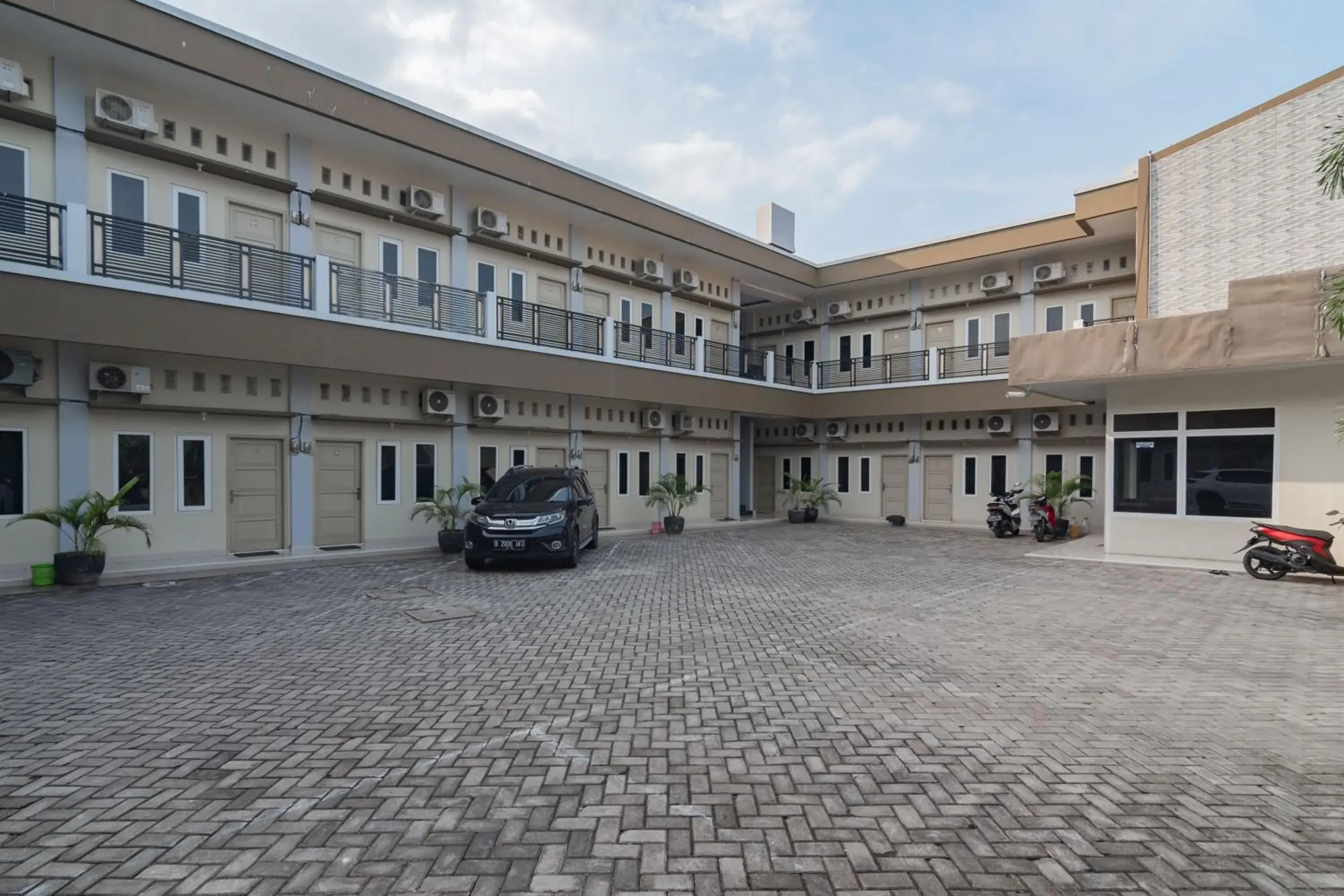 Property building in RedDoorz Plus Syariah @ Tuparev Cirebon 3 Property building in RedDoorz Plus Syariah @ Tuparev Cirebon 3