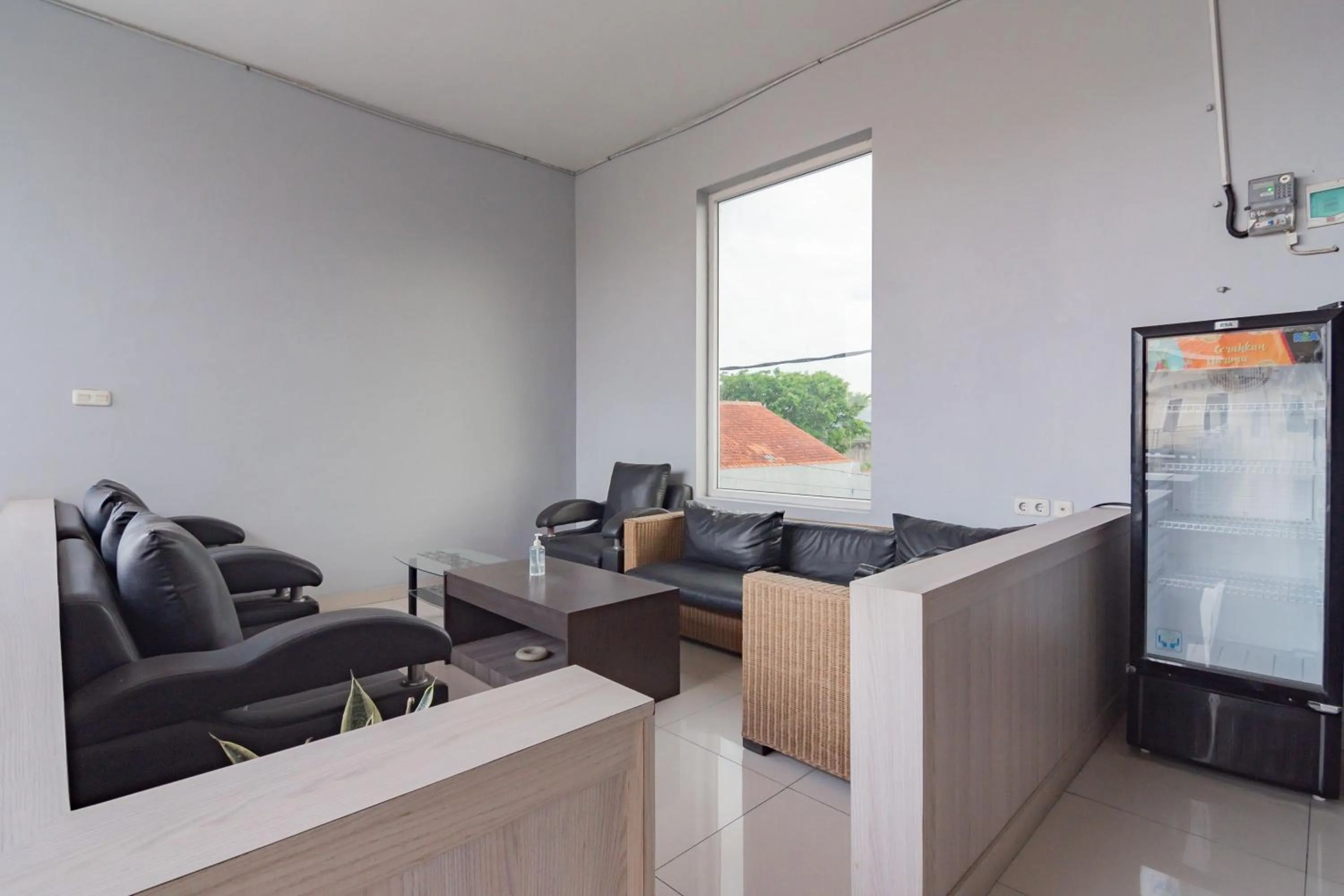 Living room in RedDoorz Plus Syariah @ Tuparev Cirebon 3