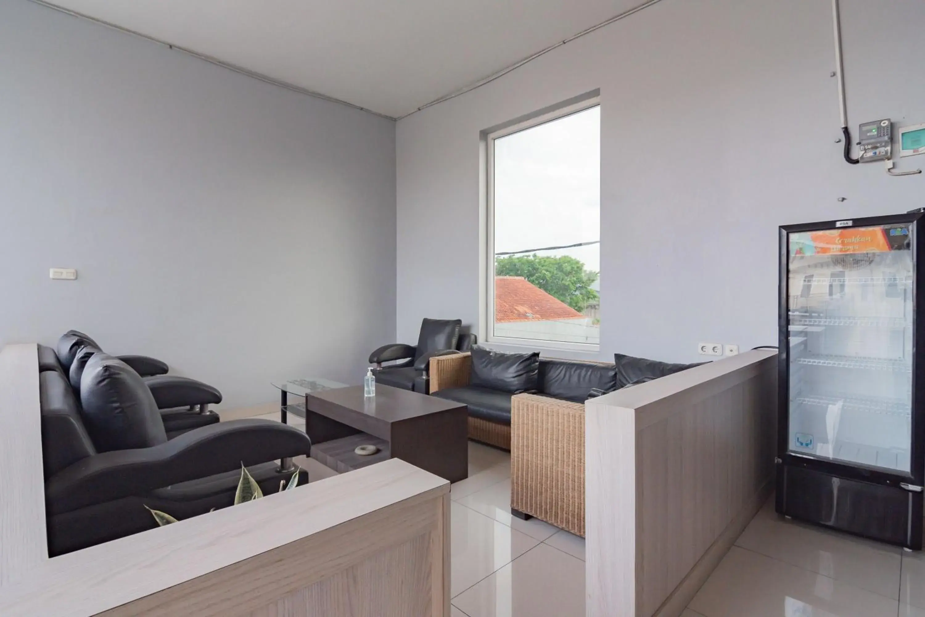 Living room in RedDoorz Plus Syariah @ Tuparev Cirebon 3 Living room in RedDoorz Plus Syariah @ Tuparev Cirebon 3