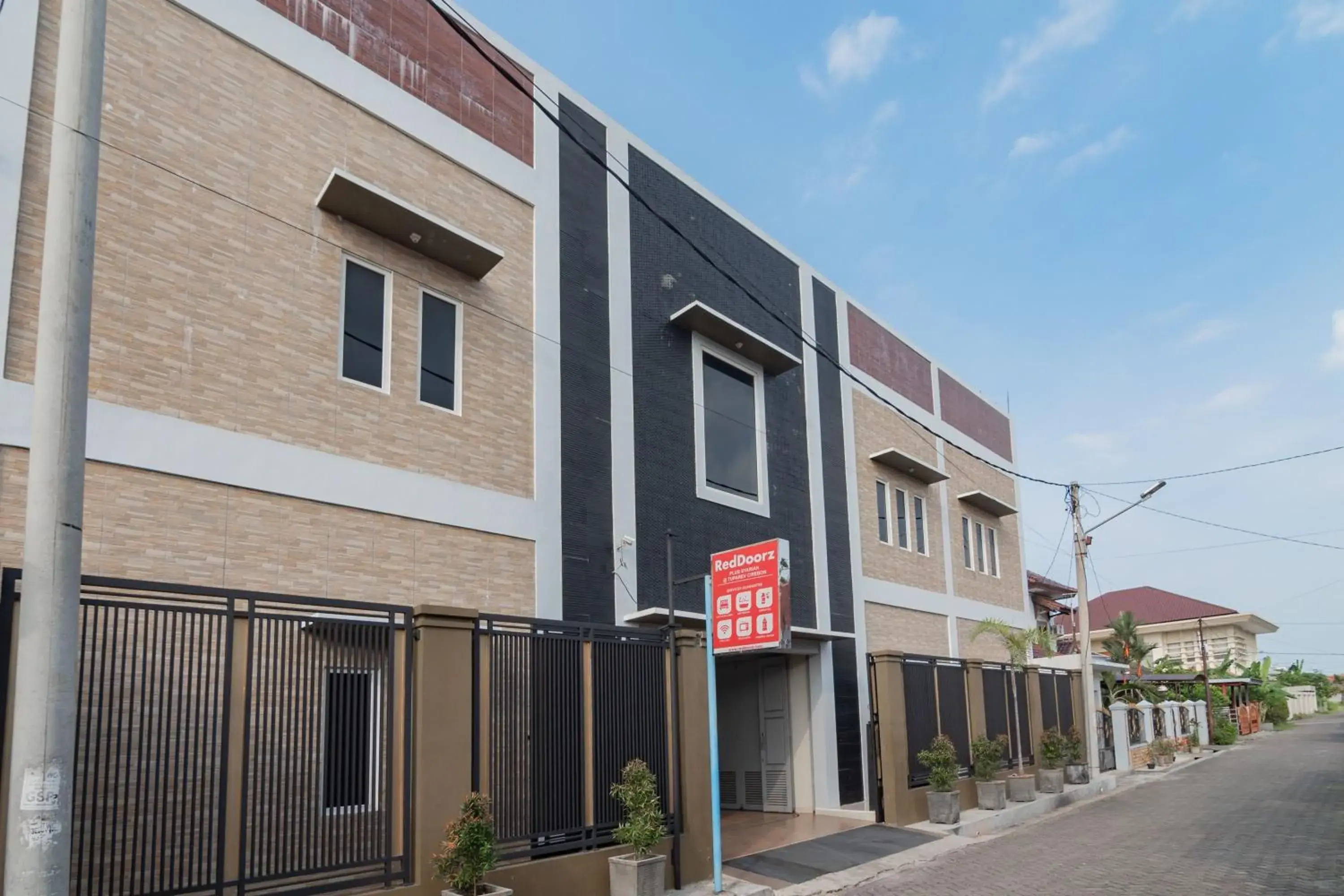 Property building in RedDoorz Plus Syariah @ Tuparev Cirebon 3 Property building in RedDoorz Plus Syariah @ Tuparev Cirebon 3