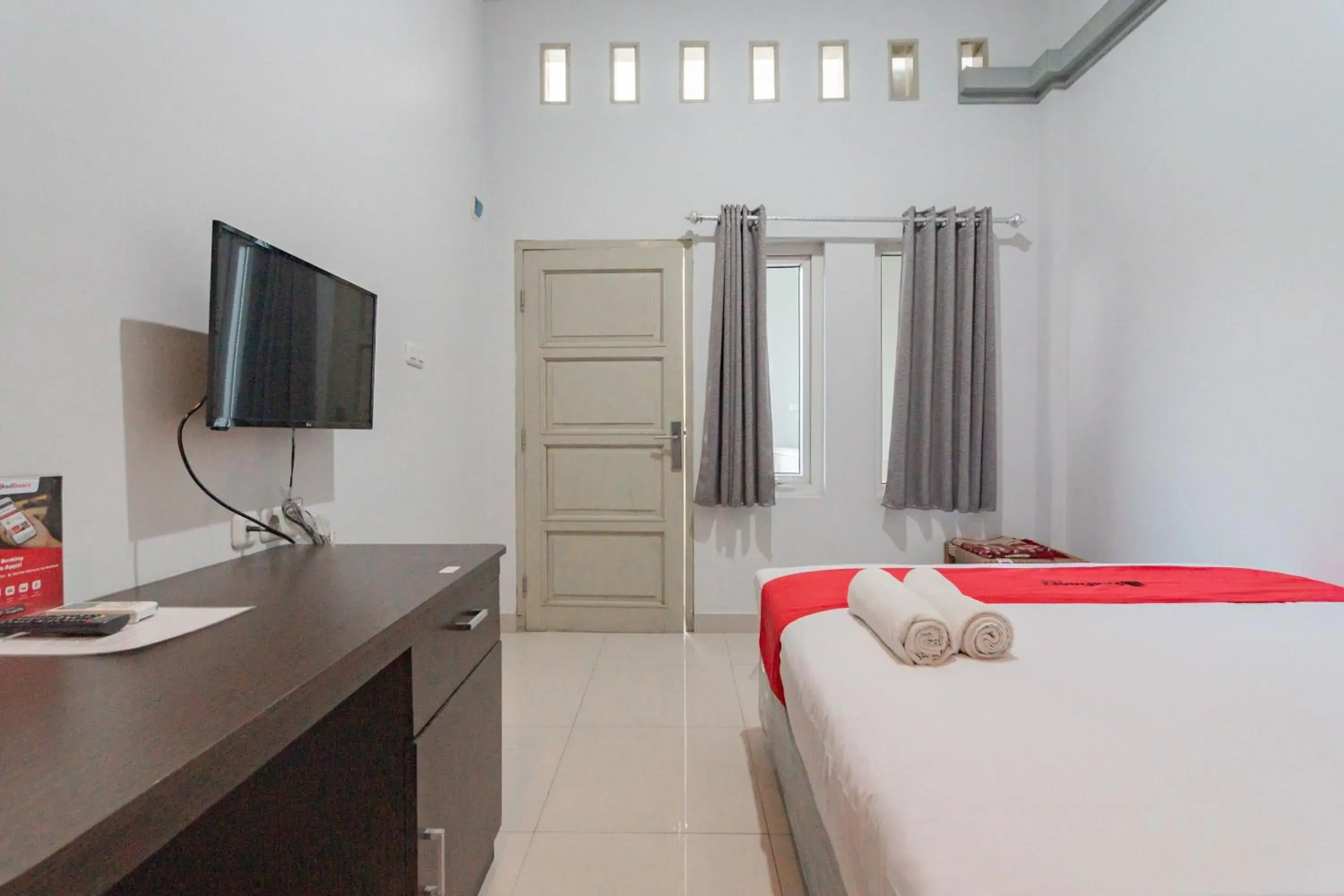 Bedroom, Bed in RedDoorz Plus Syariah @ Tuparev Cirebon 3 Bedroom, Bed in RedDoorz Plus Syariah @ Tuparev Cirebon 3