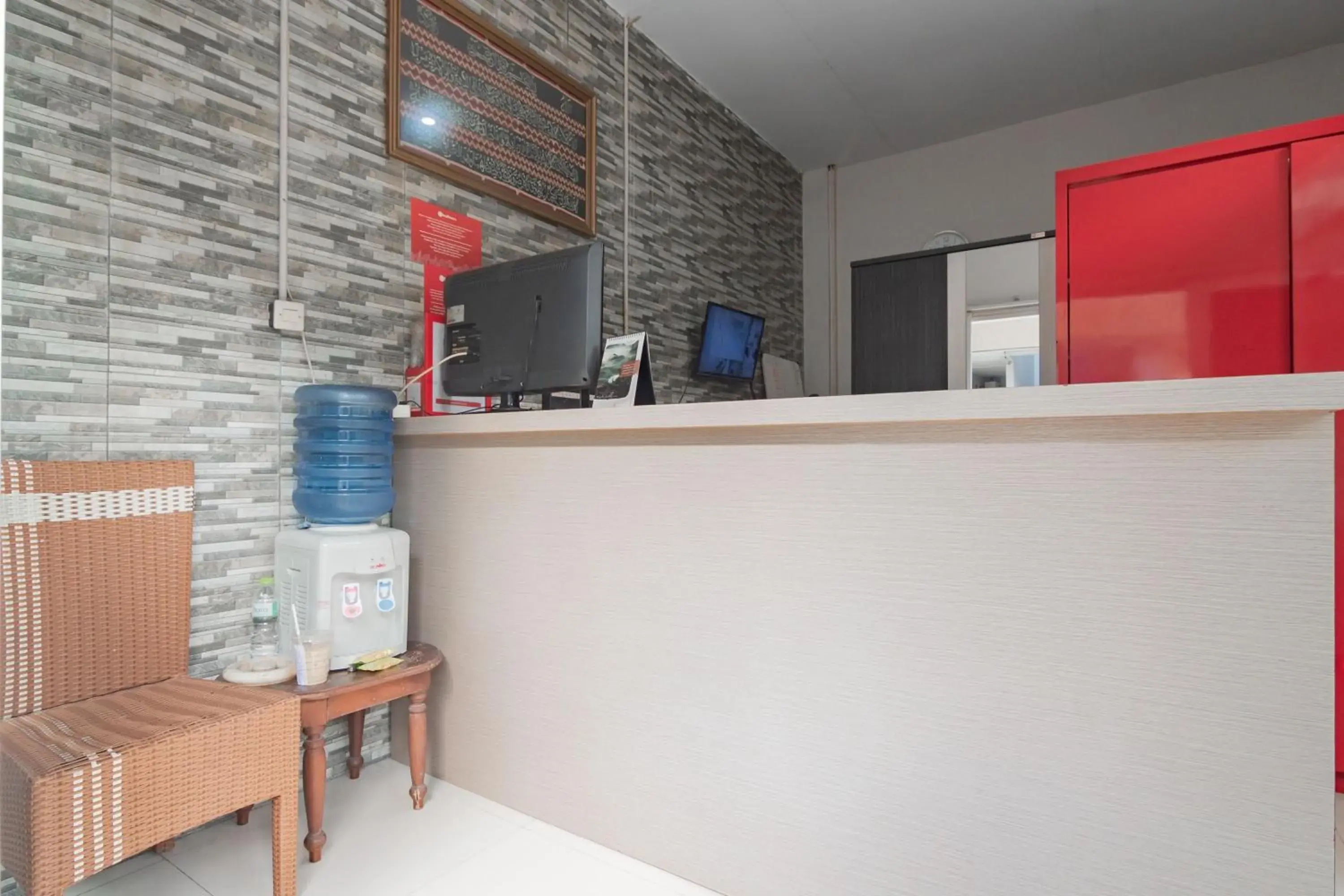 Lobby or reception in RedDoorz Plus Syariah @ Tuparev Cirebon 3 Lobby or reception in RedDoorz Plus Syariah @ Tuparev Cirebon 3