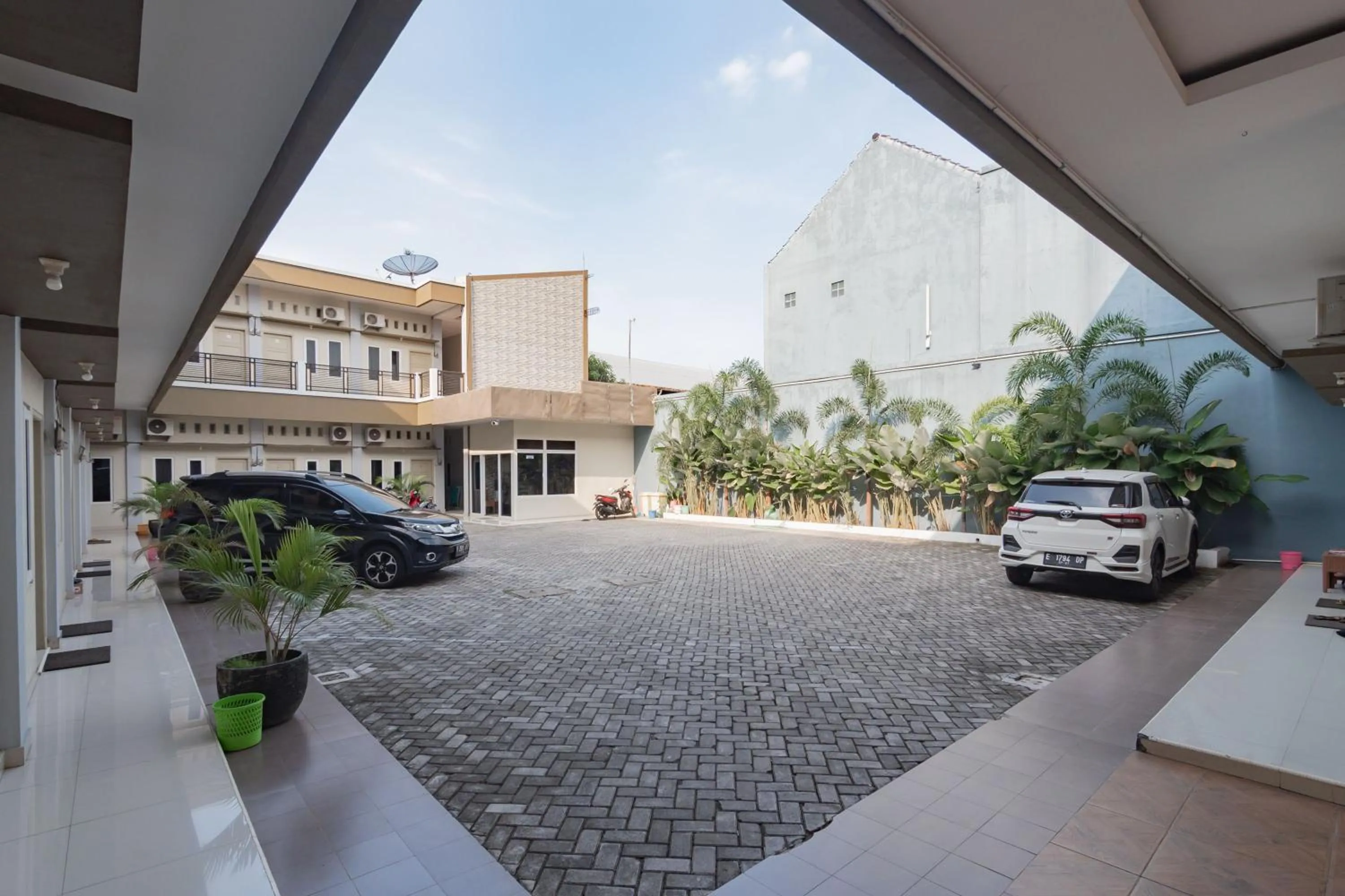 Parking in RedDoorz Plus Syariah @ Tuparev Cirebon 3