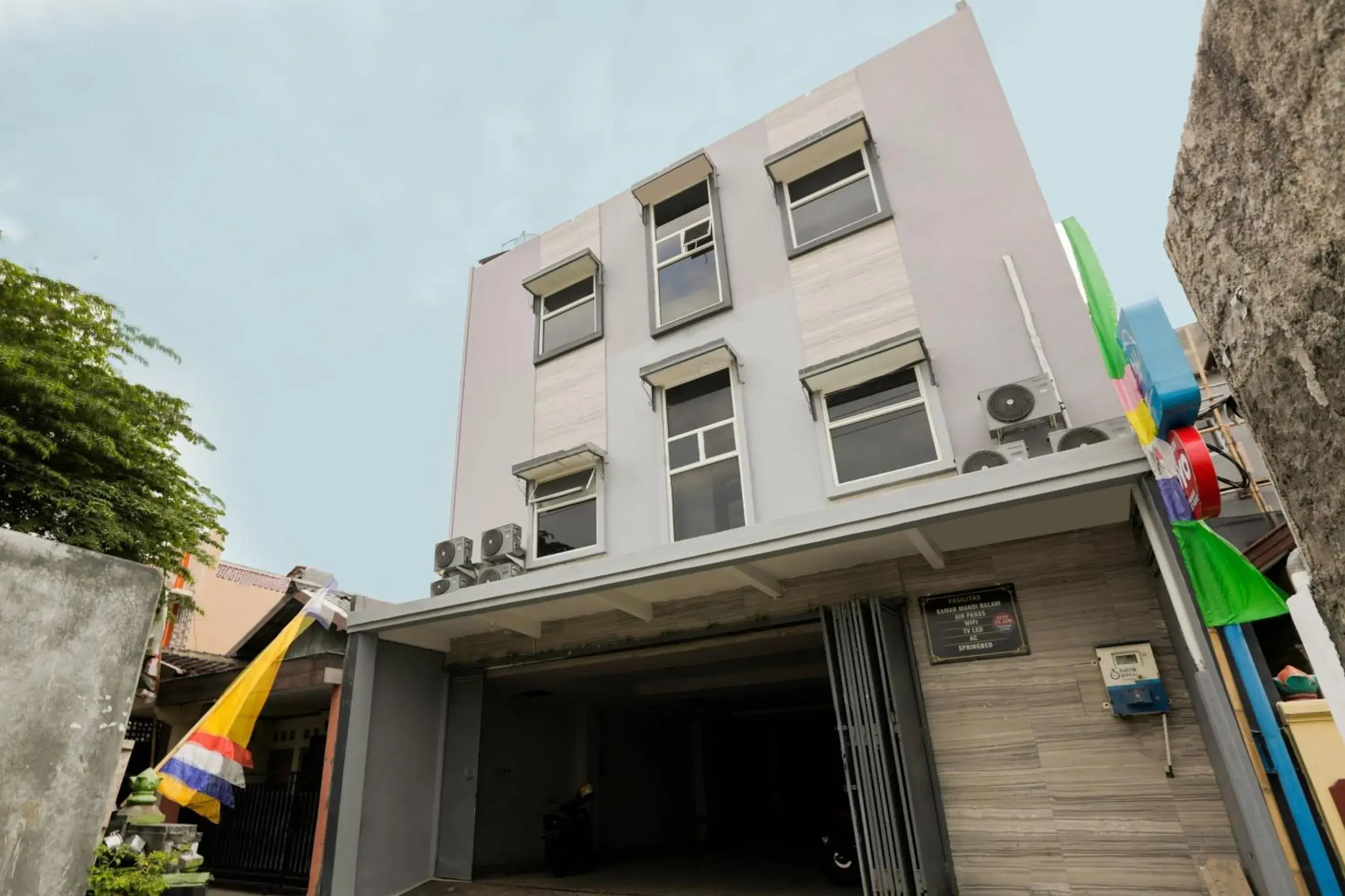 Facade/entrance in Hotel O Tamansari Guest House Facade/entrance in Hotel O Tamansari Guest House