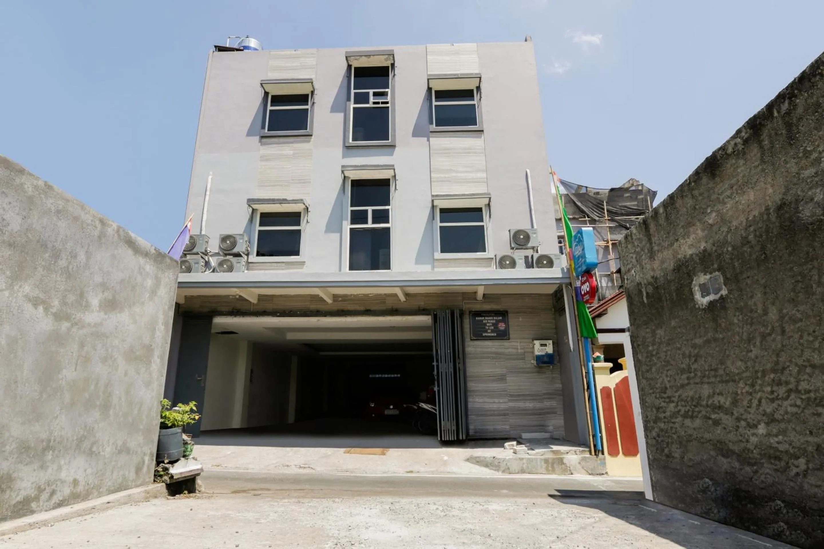 Facade/entrance in Hotel O Tamansari Guest House