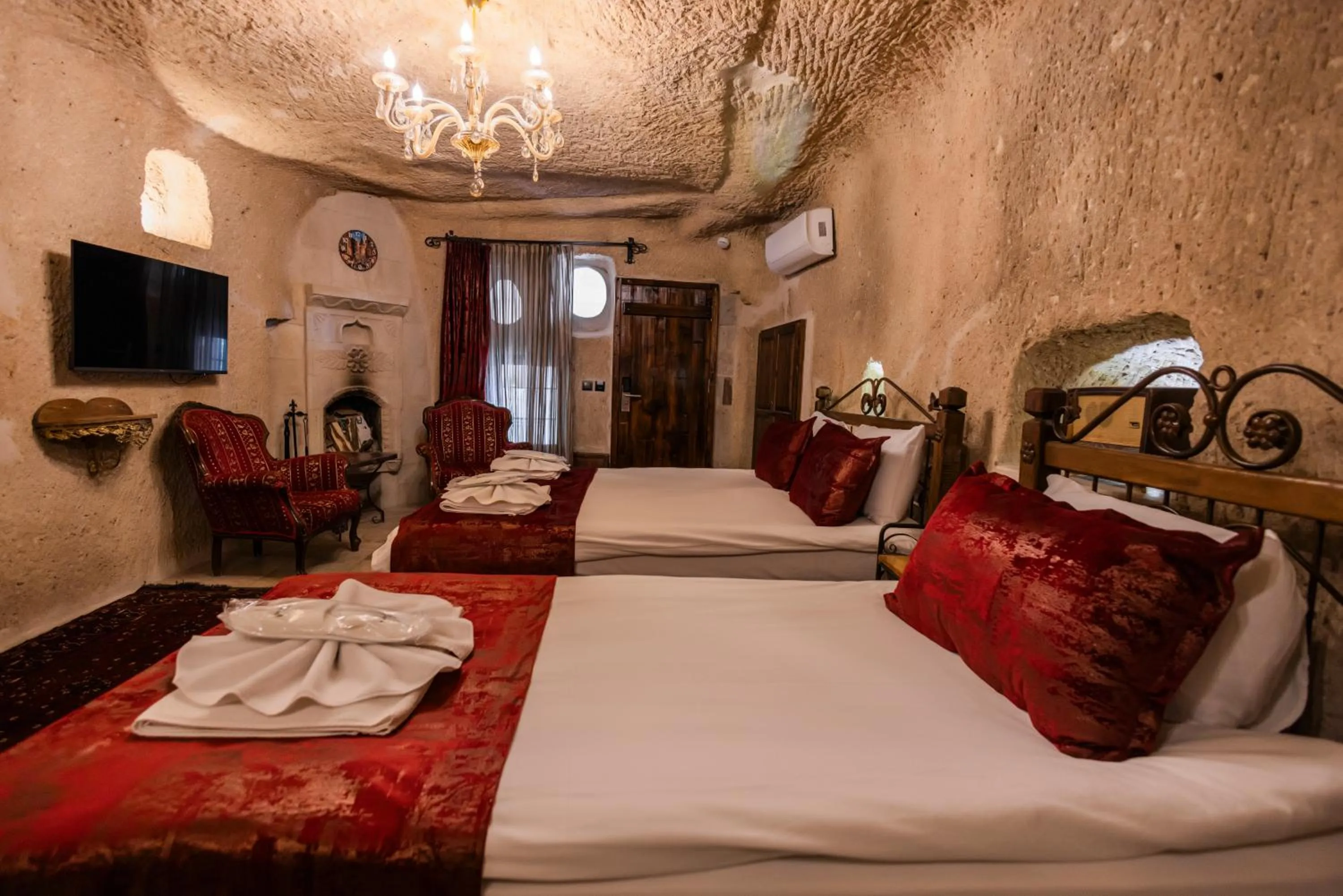 Photo of the whole room, Bed in Göreme Cave Suites