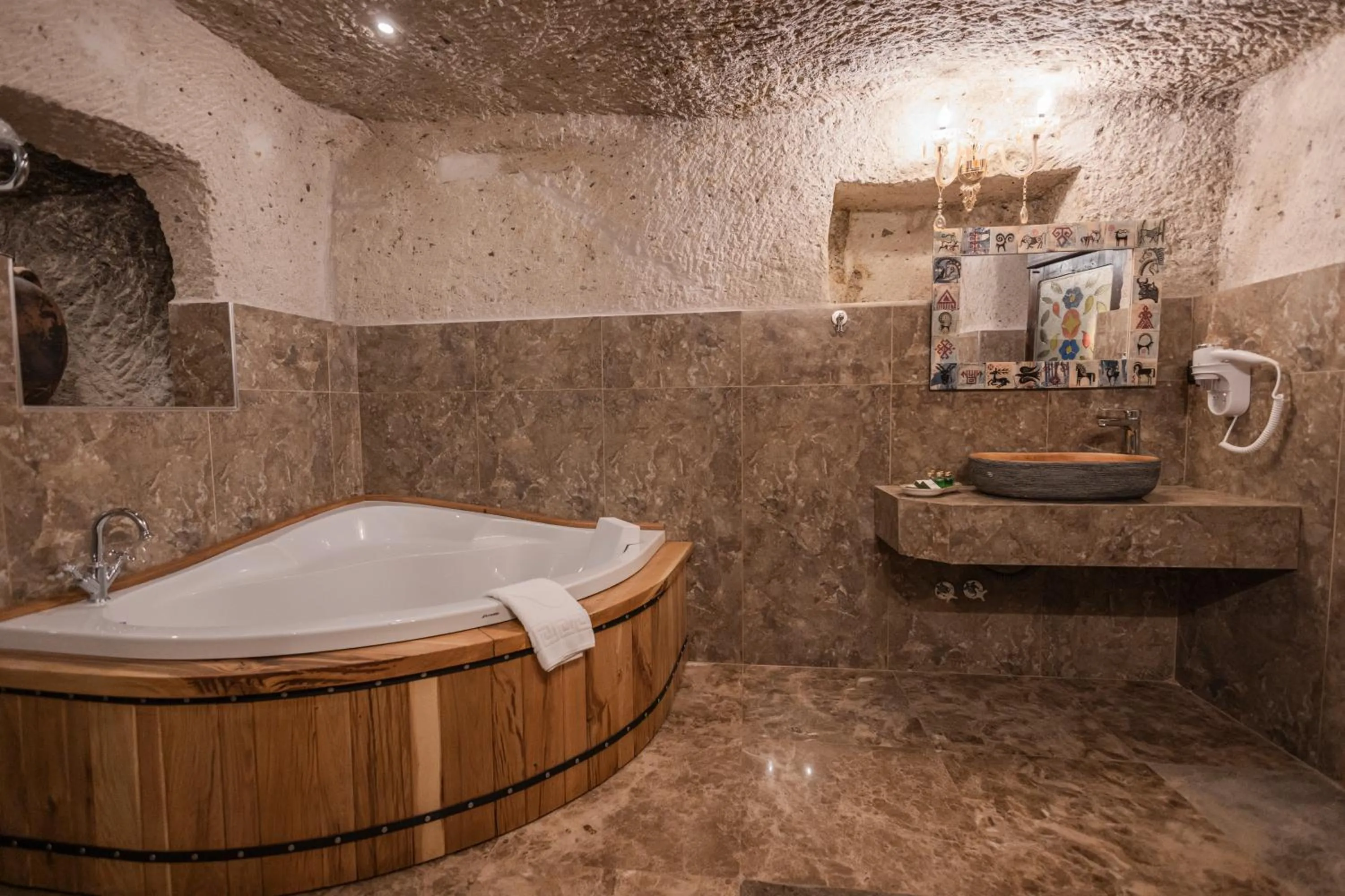 Hot Tub in Göreme Cave Suites