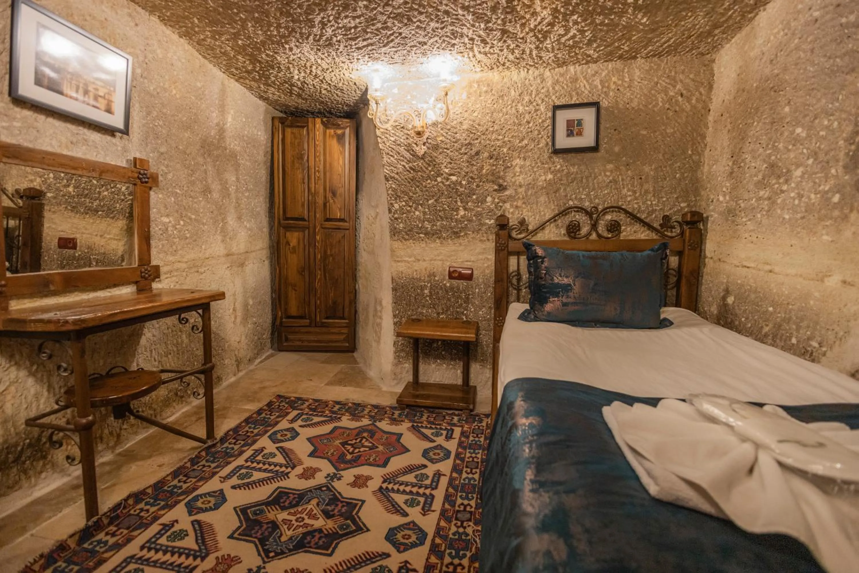 Photo of the whole room, Bed in Göreme Cave Suites