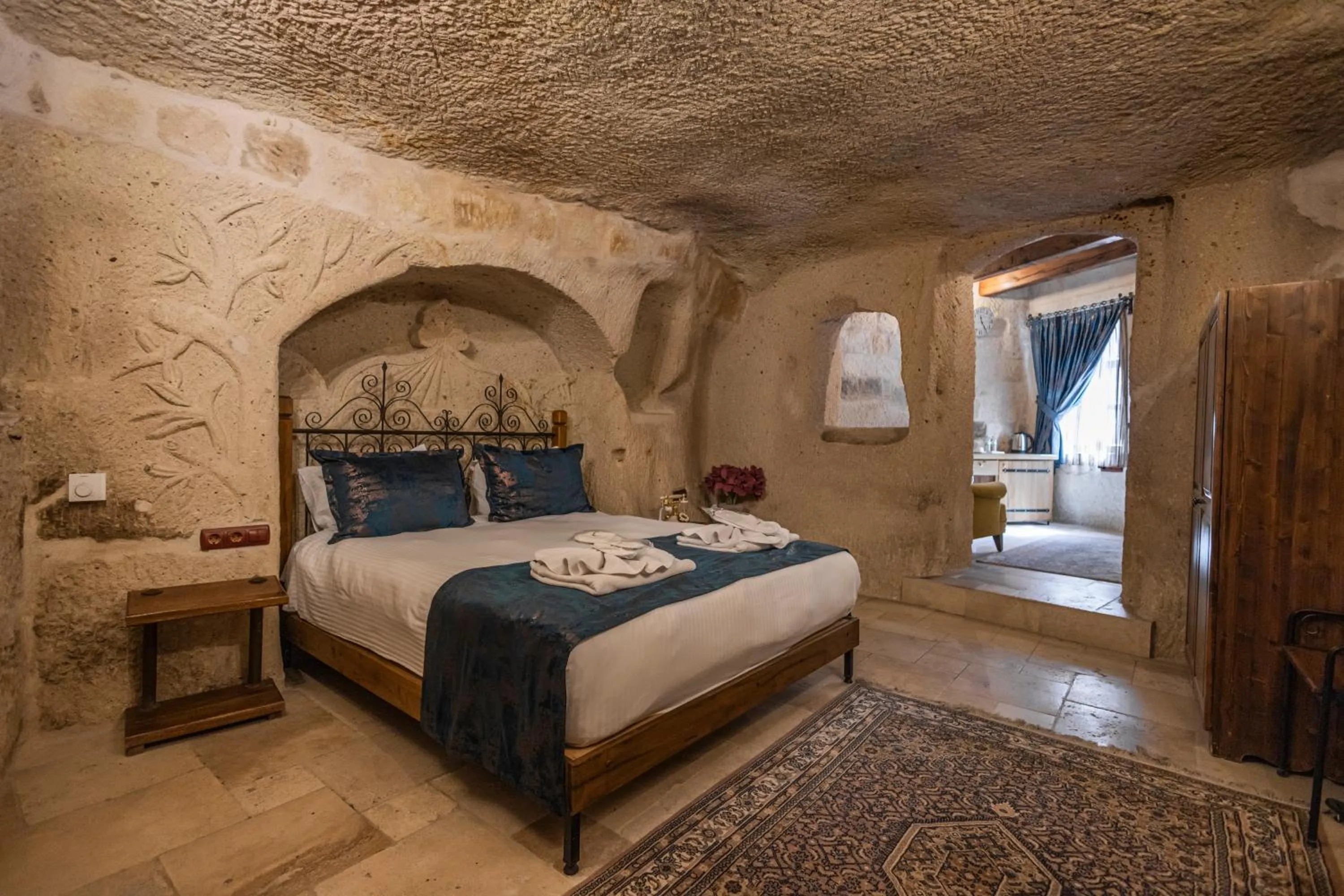 Photo of the whole room, Bed in Göreme Cave Suites