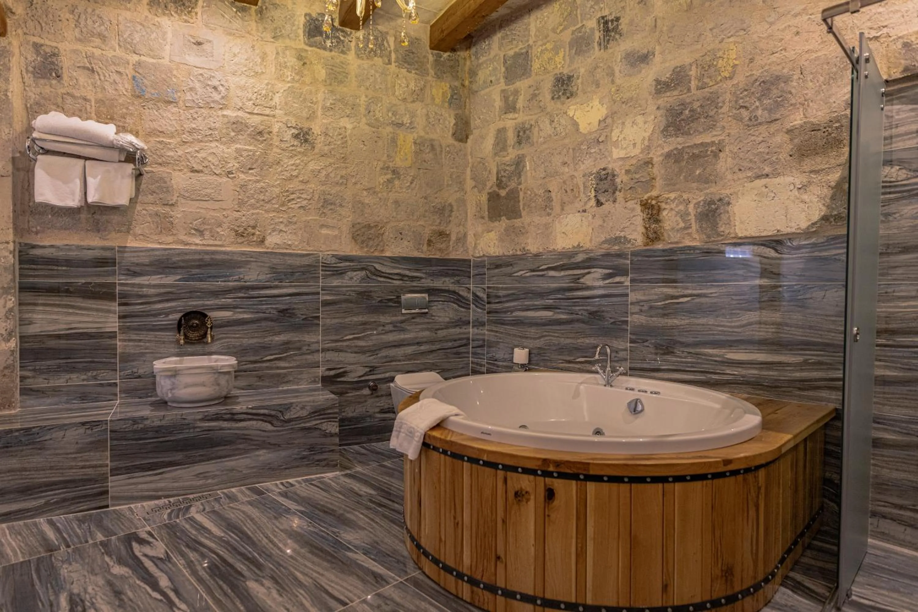 Hot Tub in Göreme Cave Suites