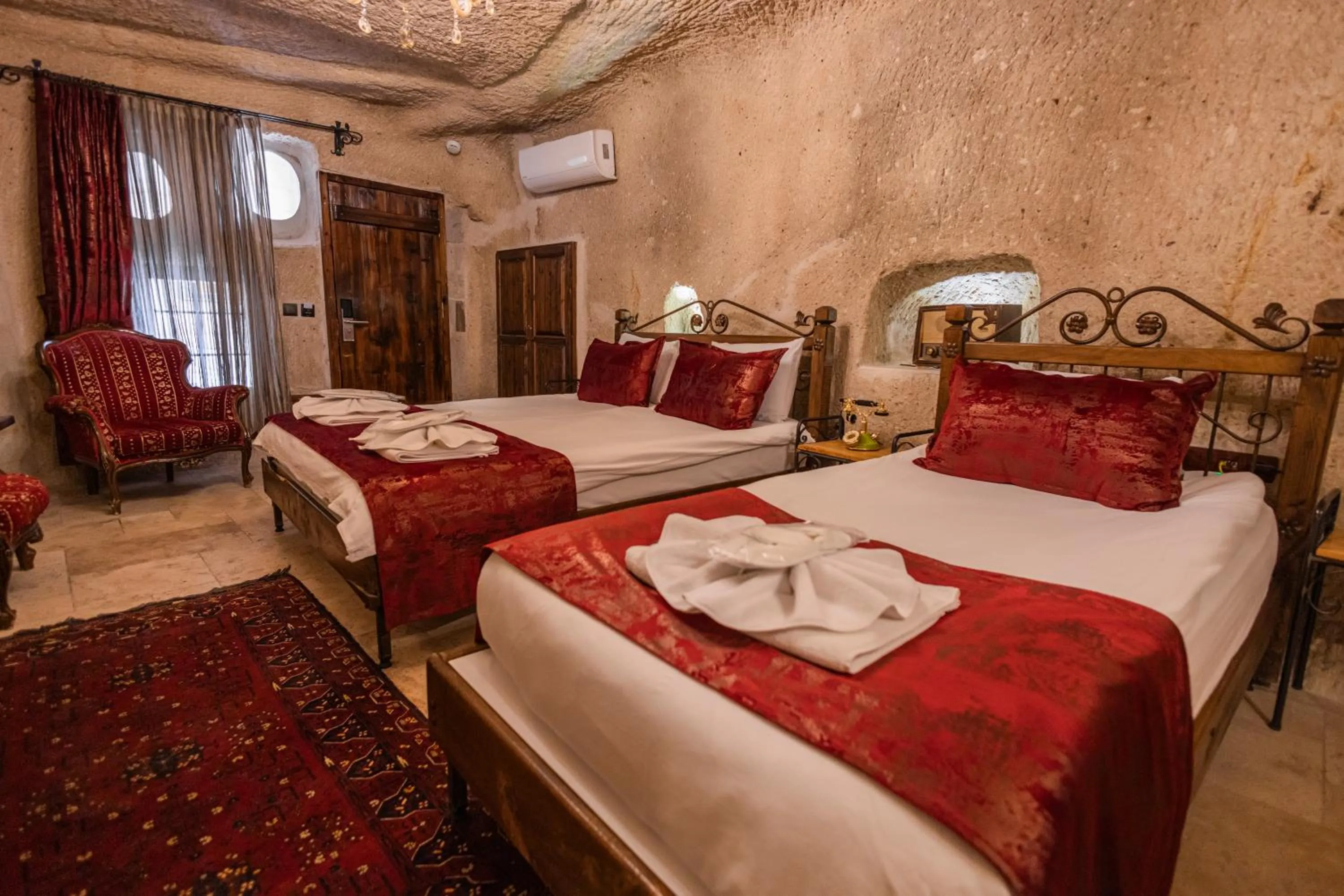 Photo of the whole room, Bed in Göreme Cave Suites
