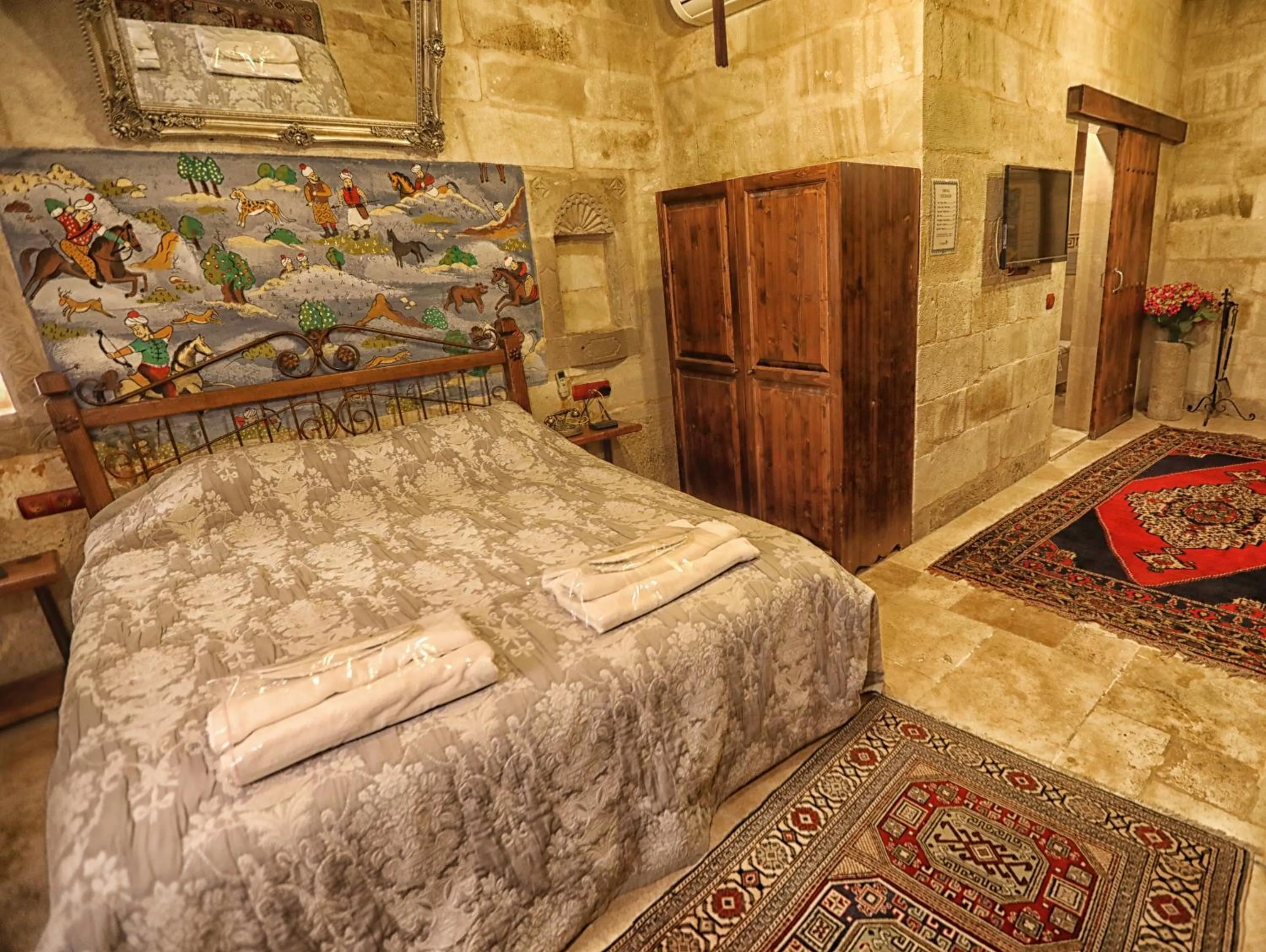 Photo of the whole room, Bed in Göreme Cave Suites