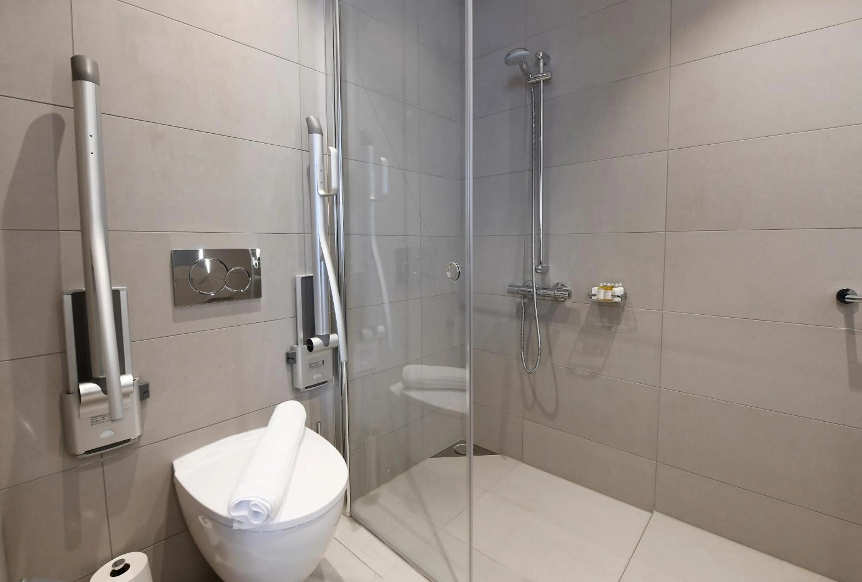 Shower in Best Western Plus Grow Hotel