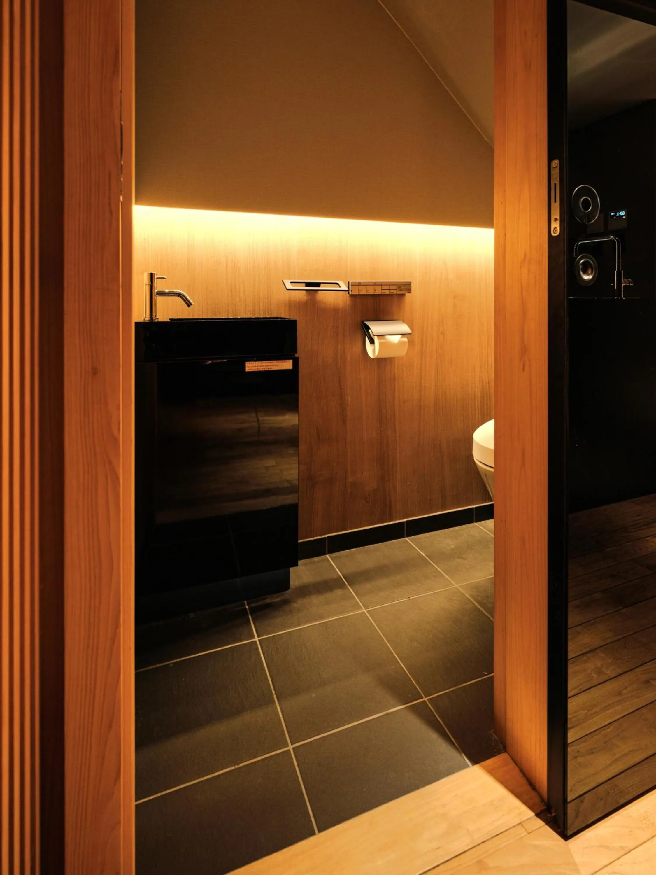 Toilet in Tsumugi Sanjusangendo