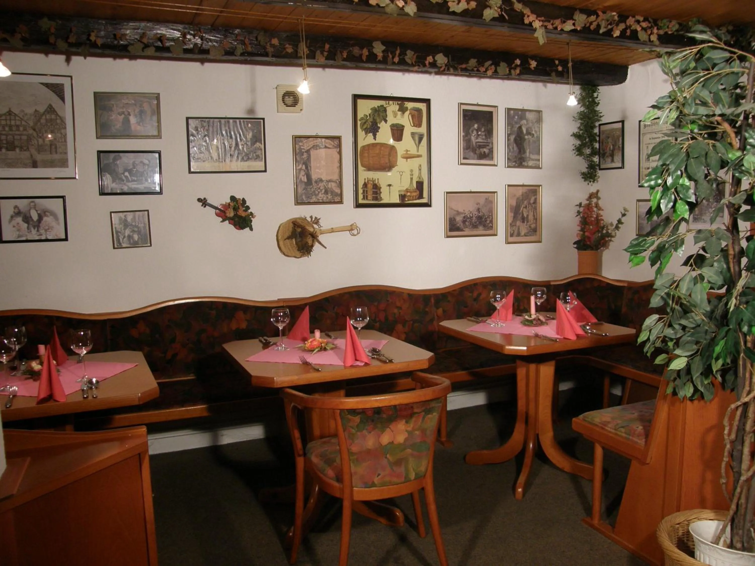 Restaurant/places to eat in KA&KA Hotel Garni