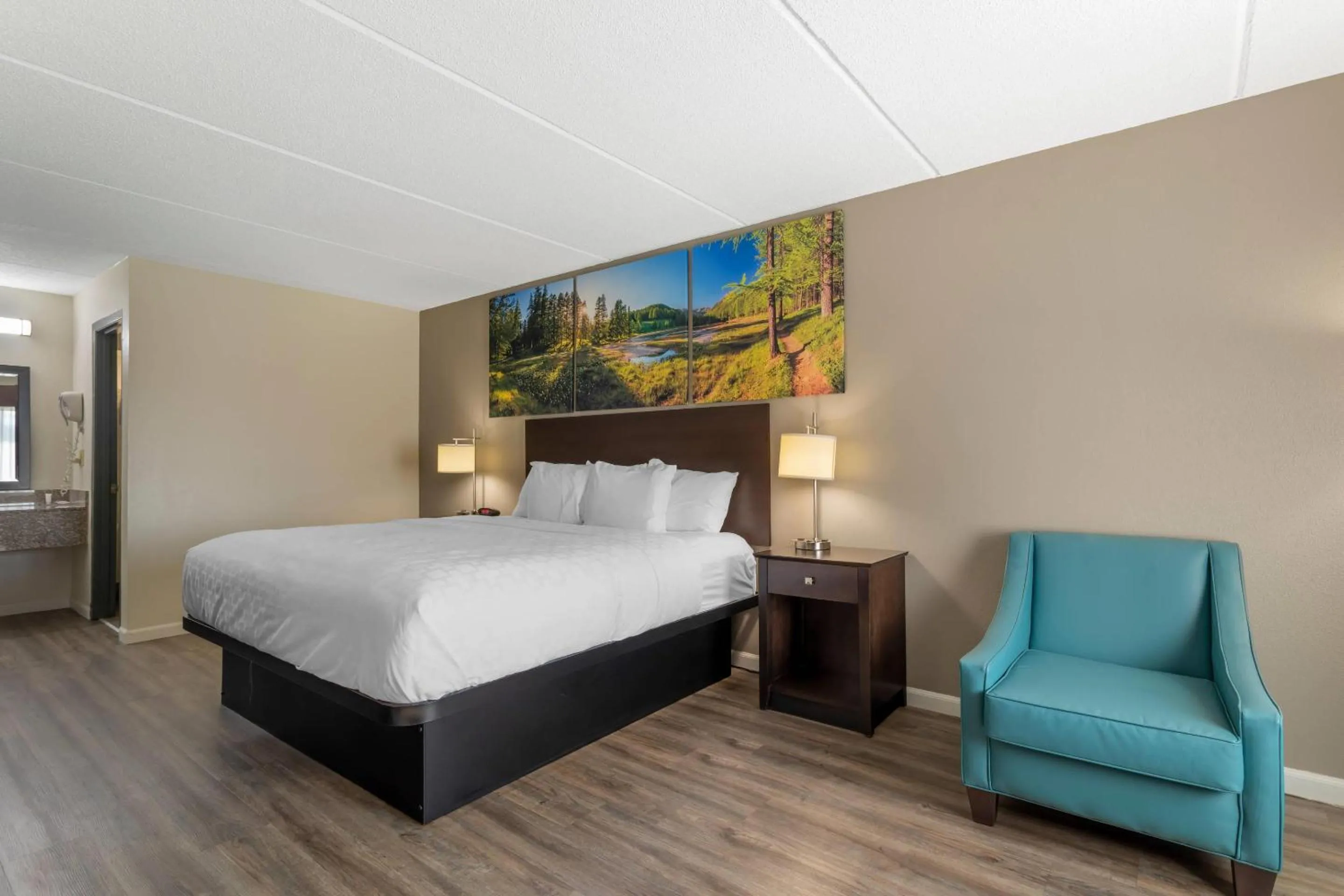 Bedroom, Bed in Clarion Pointe Kimball By Choice Hotels