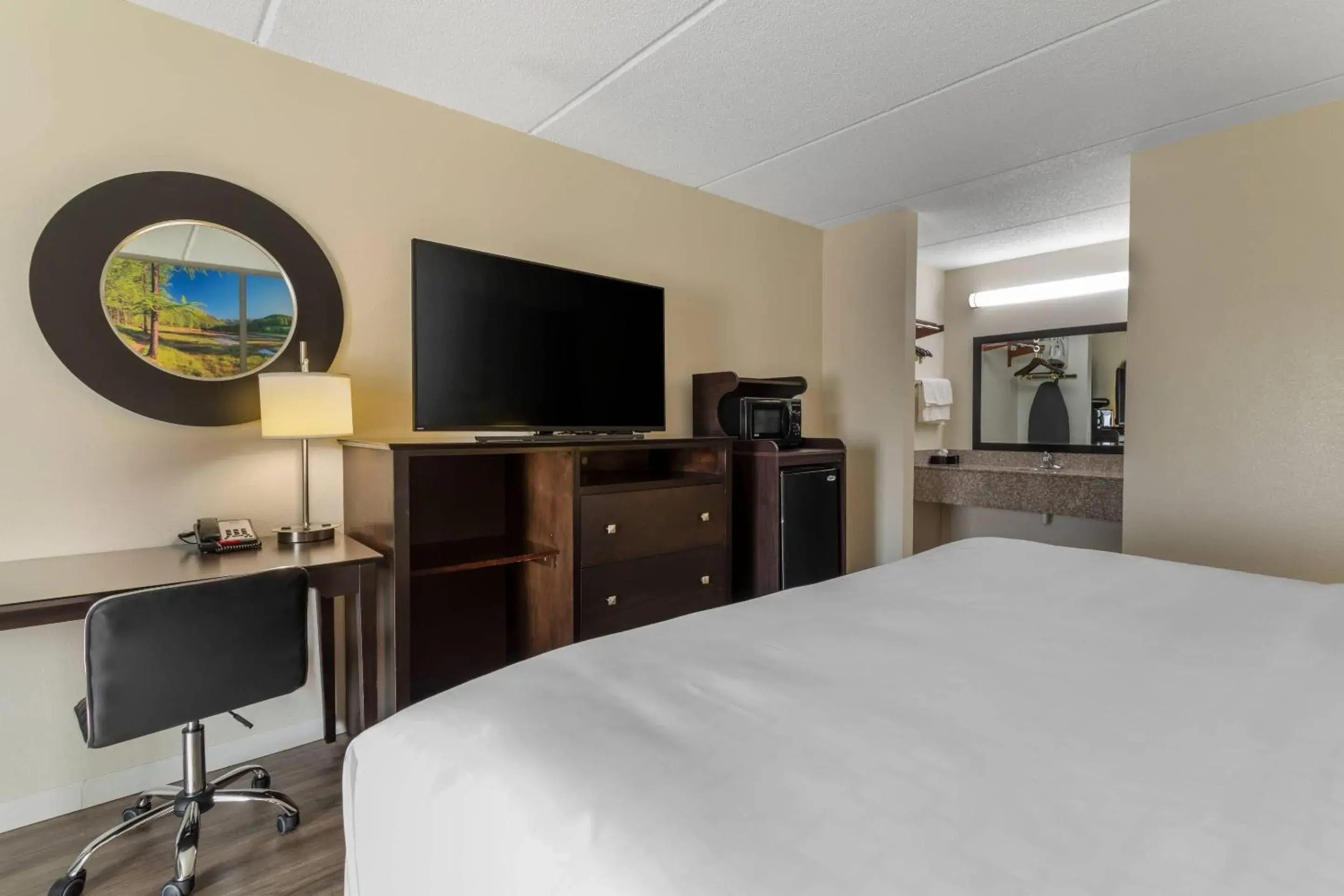 Bedroom, Bed in Clarion Pointe Kimball By Choice Hotels Bedroom, Bed in Clarion Pointe Kimball By Choice Hotels