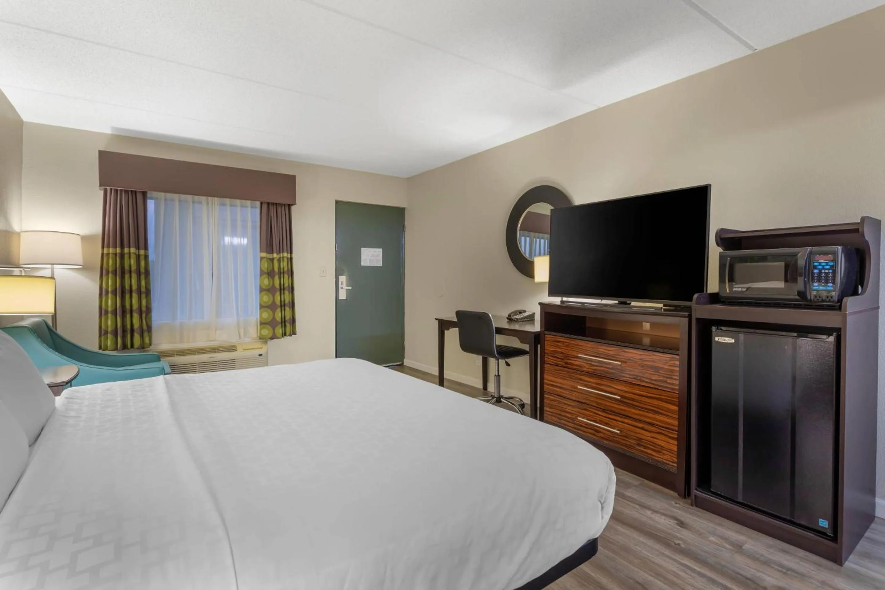 Bedroom, Bed in Clarion Pointe Kimball By Choice Hotels