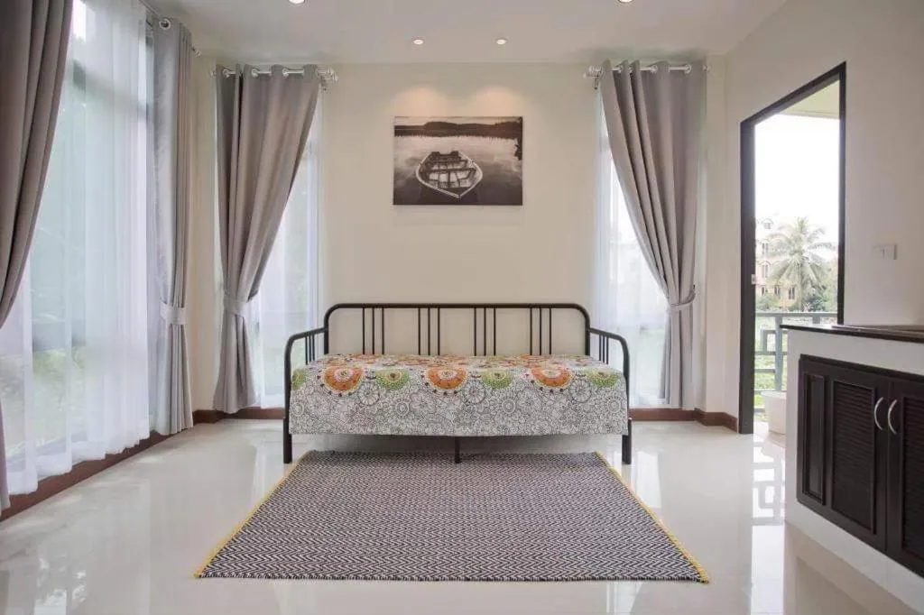 Photo of the whole room, Bed in Snapper House