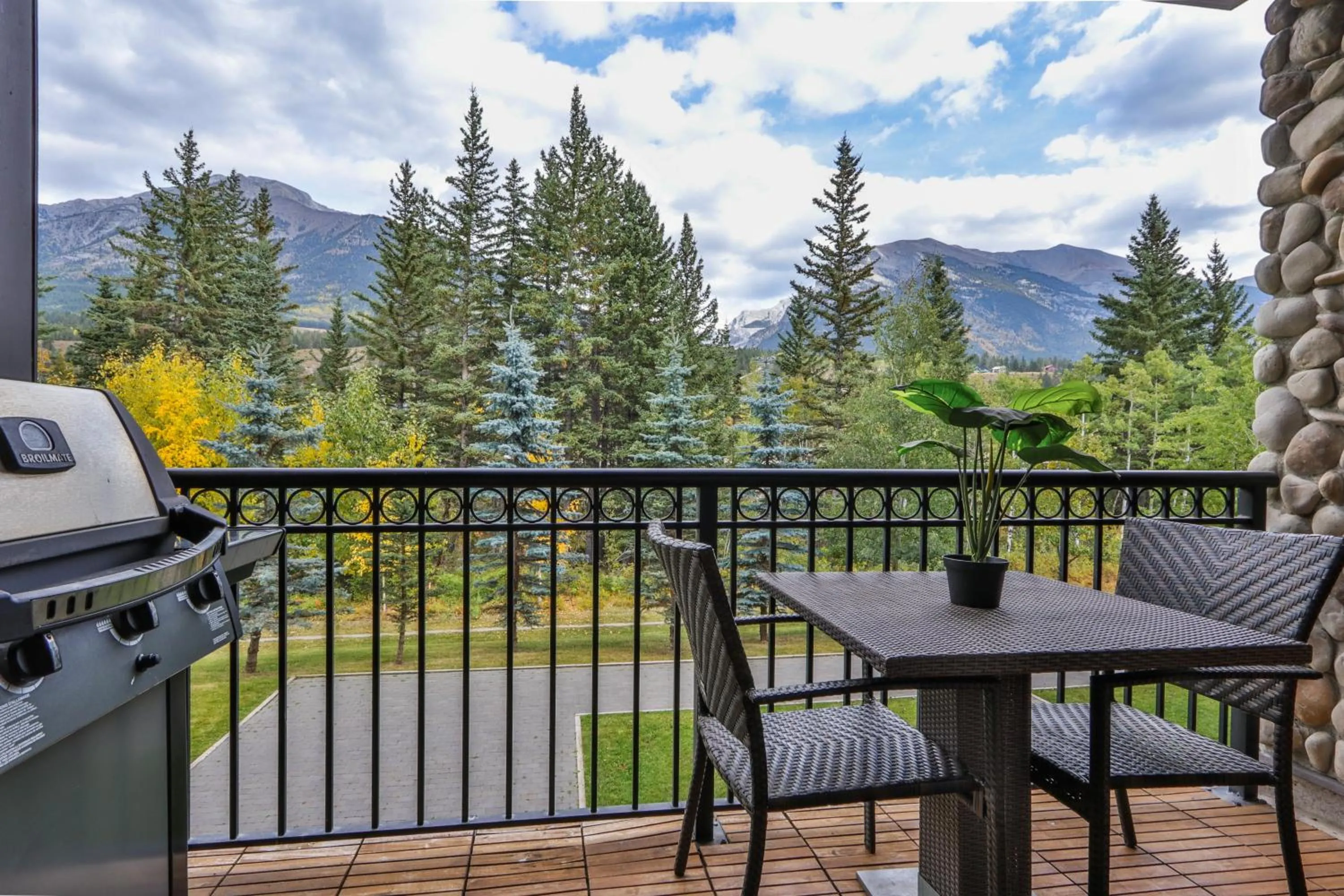 The Mountaineer by InstantSuites Pool & HotTub