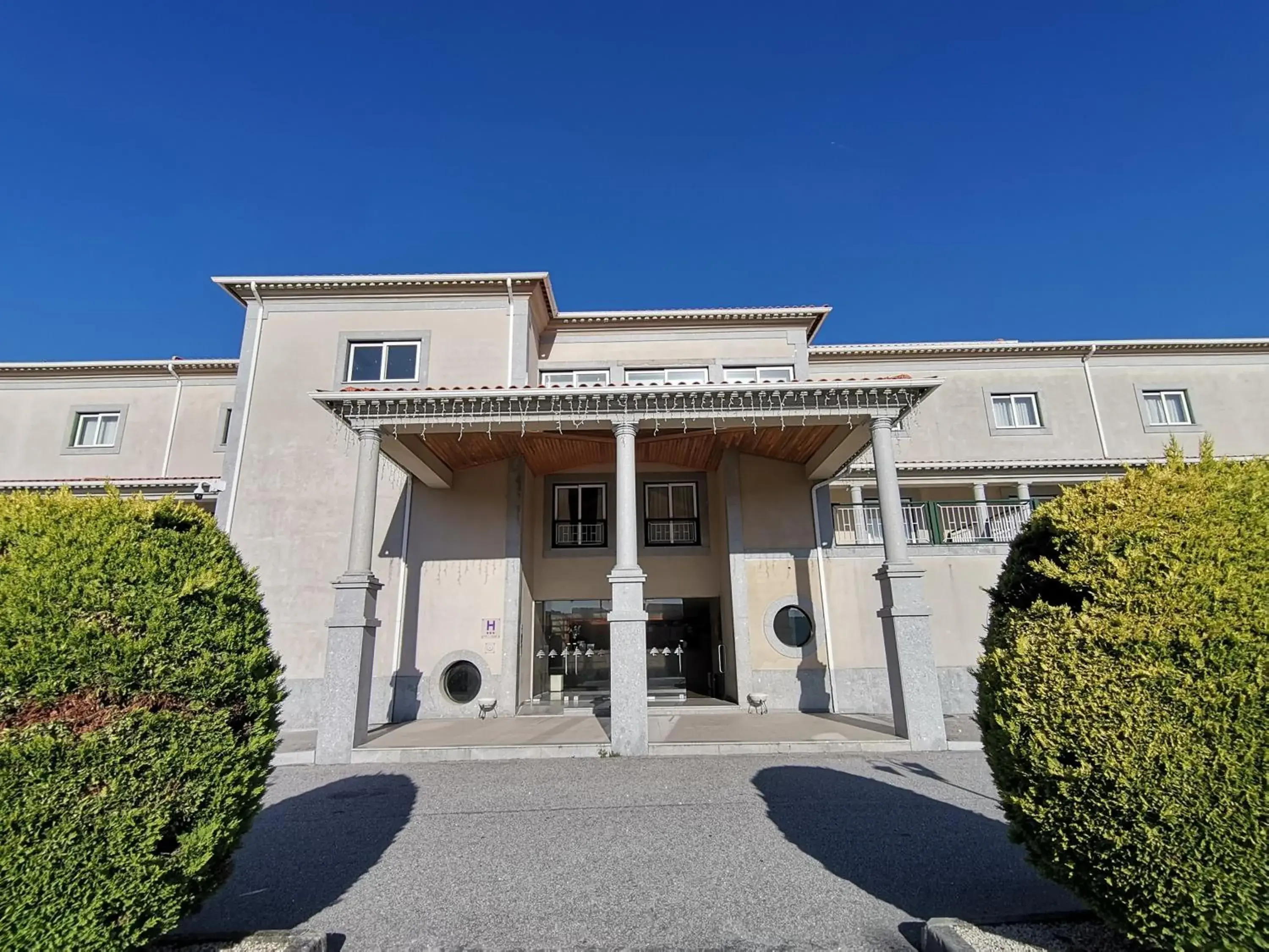 Facade/entrance in Hotel Quinta dos Cedros Facade/entrance in Hotel Quinta dos Cedros