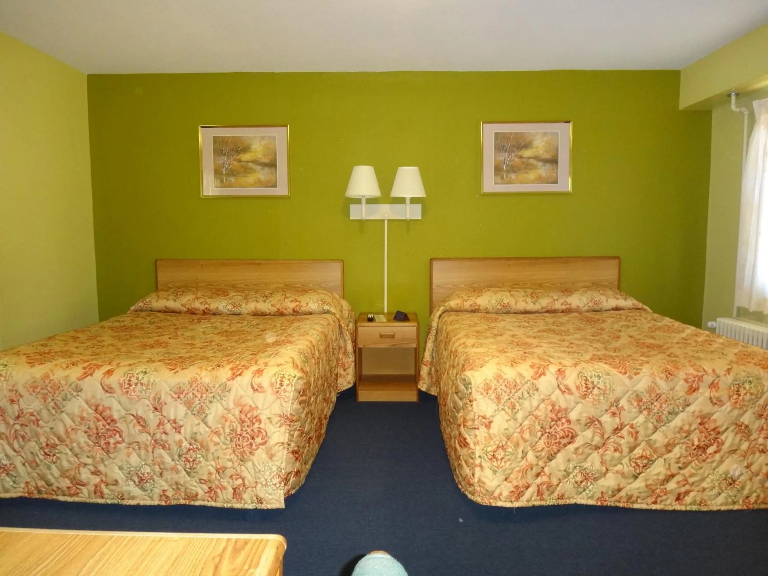 Bed in Pine Ridge Motel