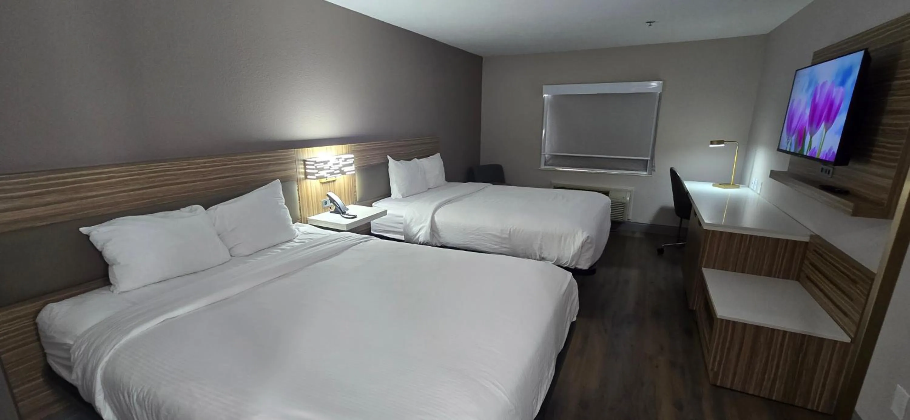 Bed in Baymont Inn & Suites San Marcos