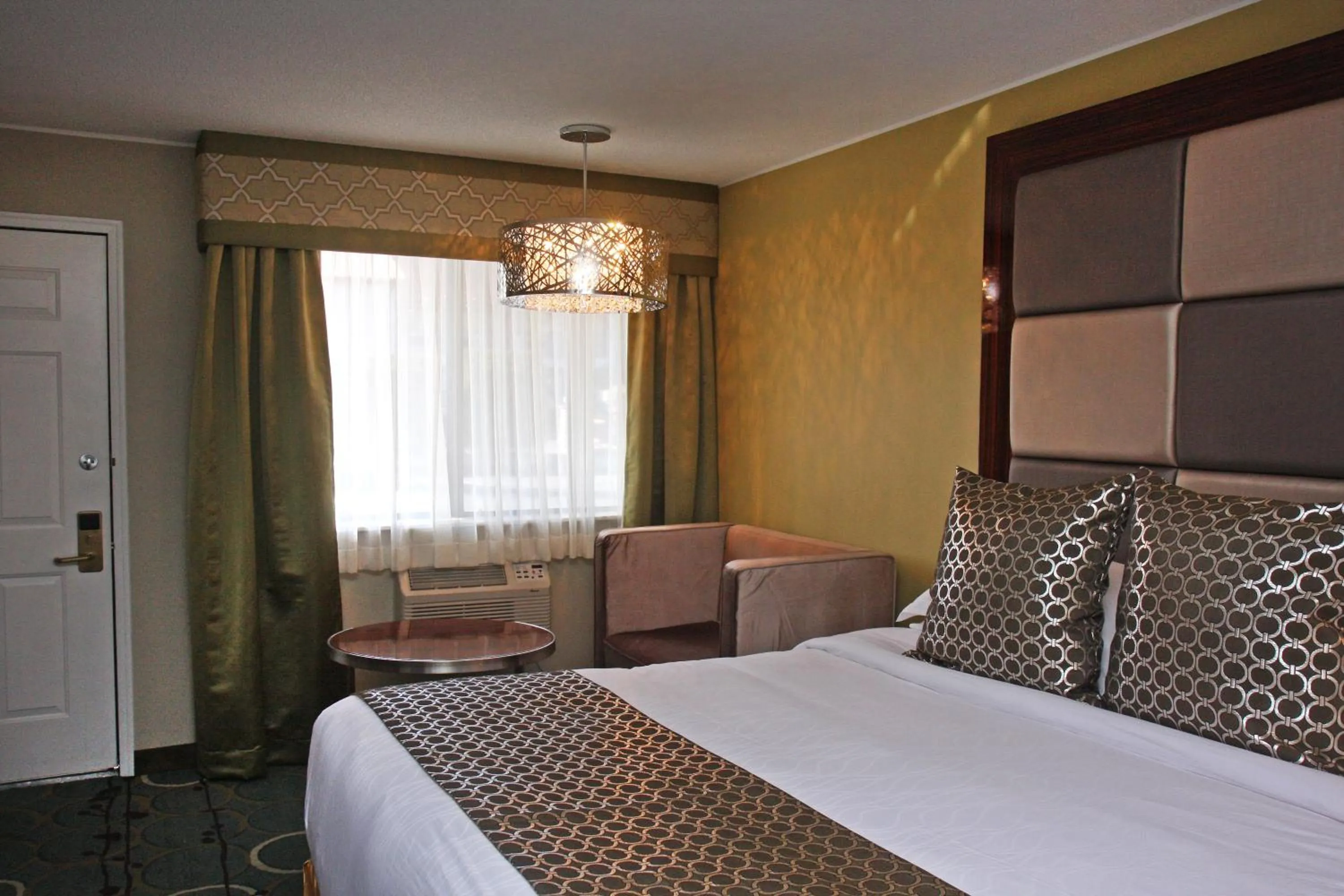 Photo of the whole room, Bed in Gateway Inn and Suites