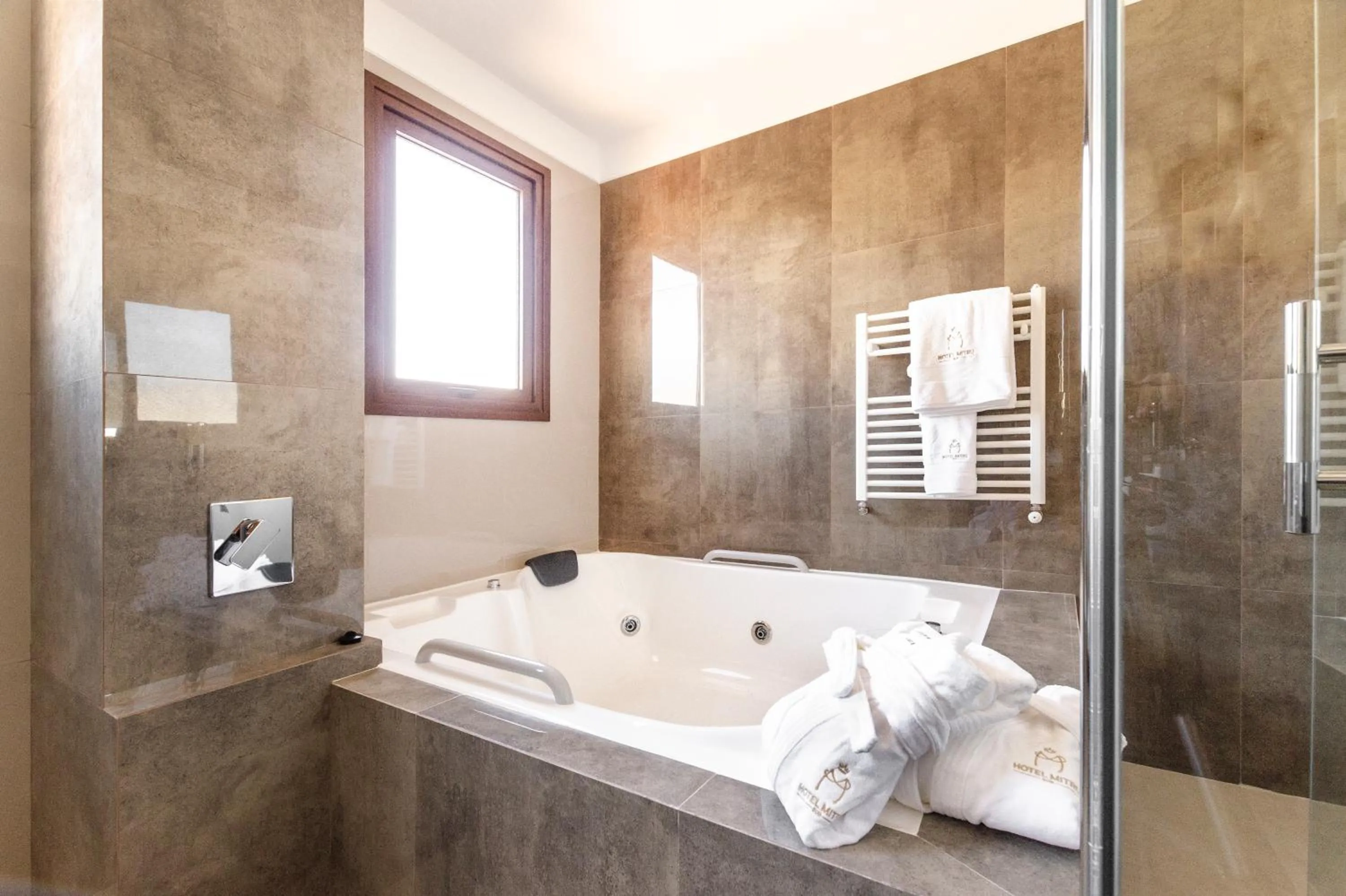 Shower in Hotel Mitru Sur