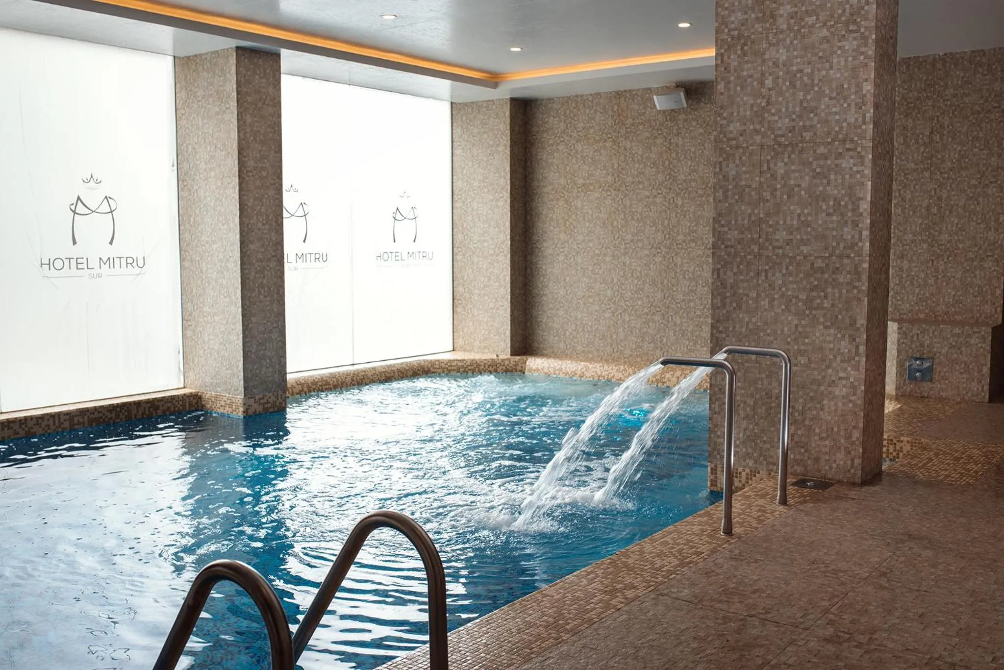 Swimming pool in Hotel Mitru Sur