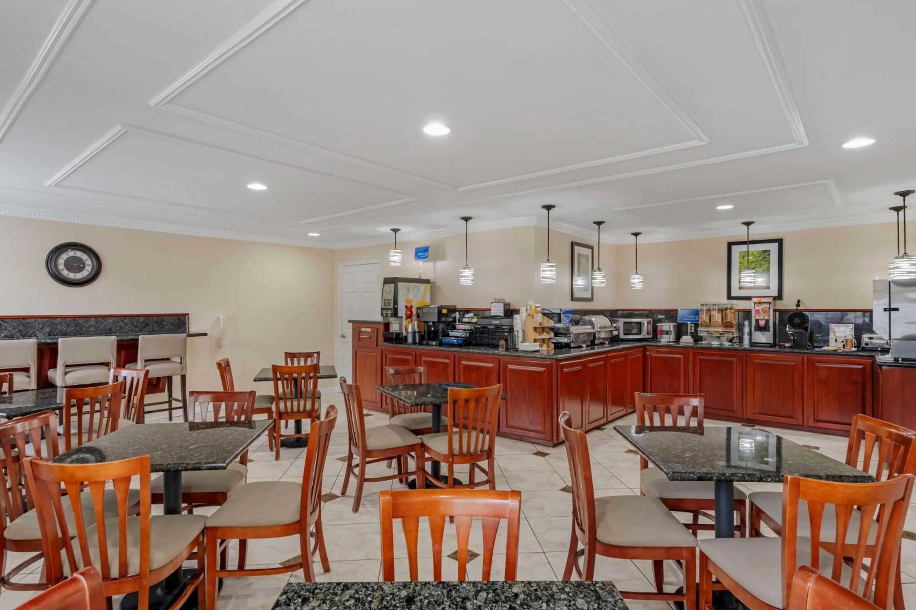 Breakfast in Best Western Pineywoods Inn