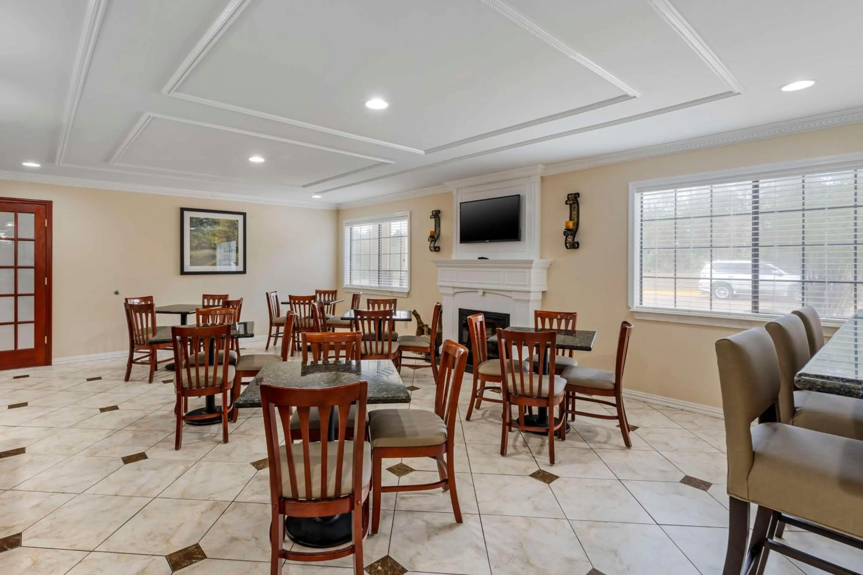 Breakfast in Best Western Pineywoods Inn