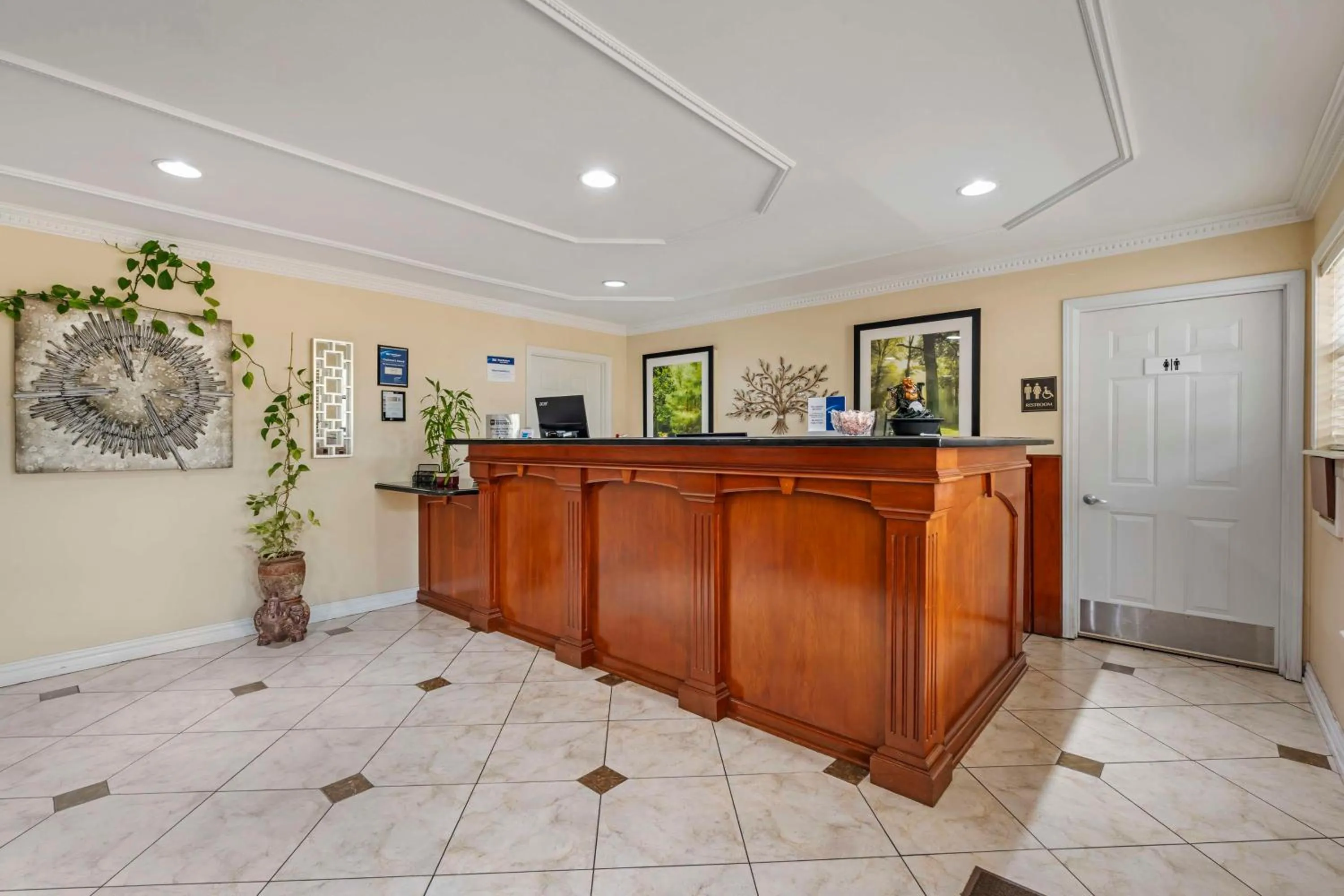 Lobby or reception in Best Western Pineywoods Inn