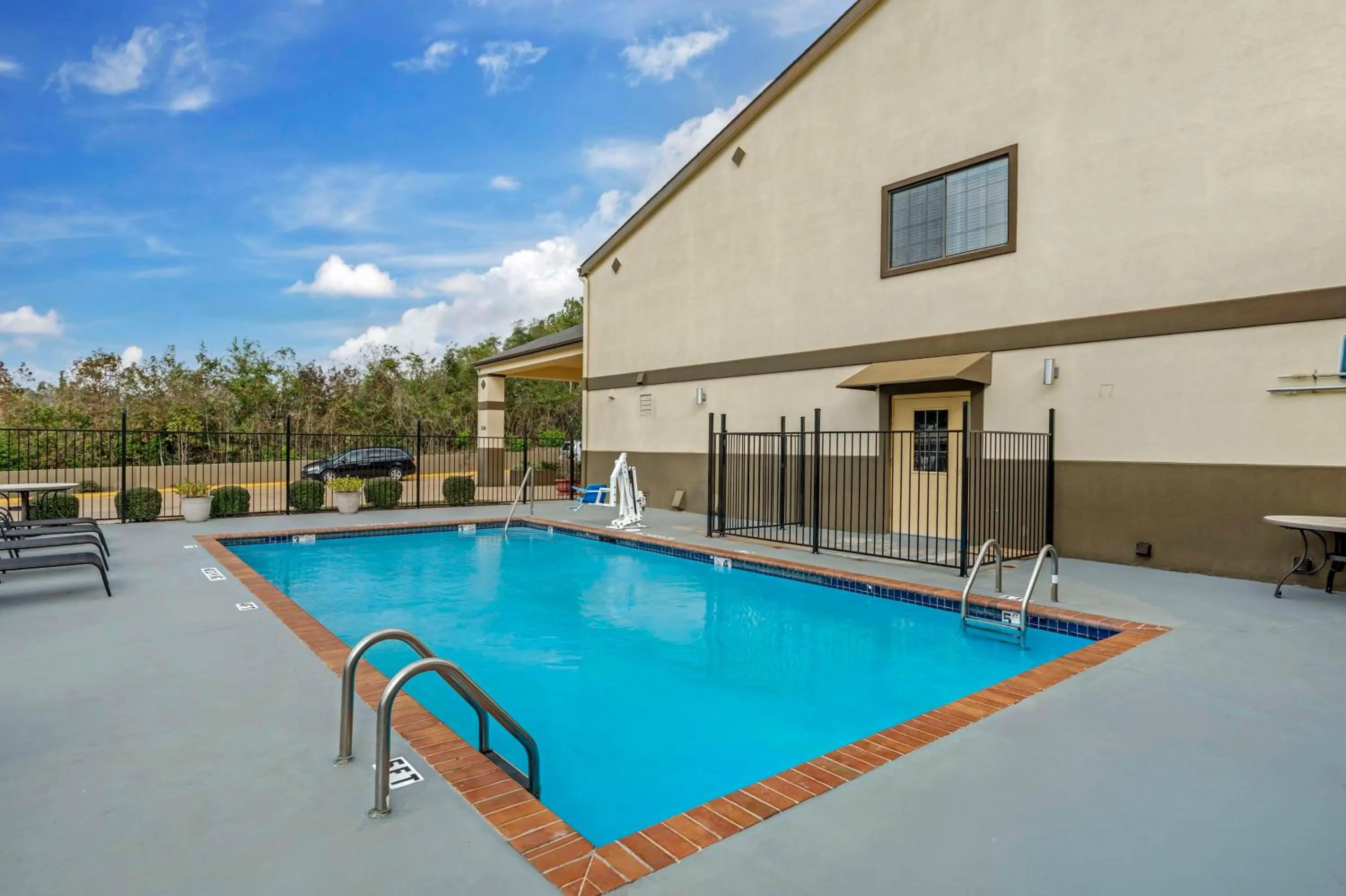 Pool view in Best Western Pineywoods Inn