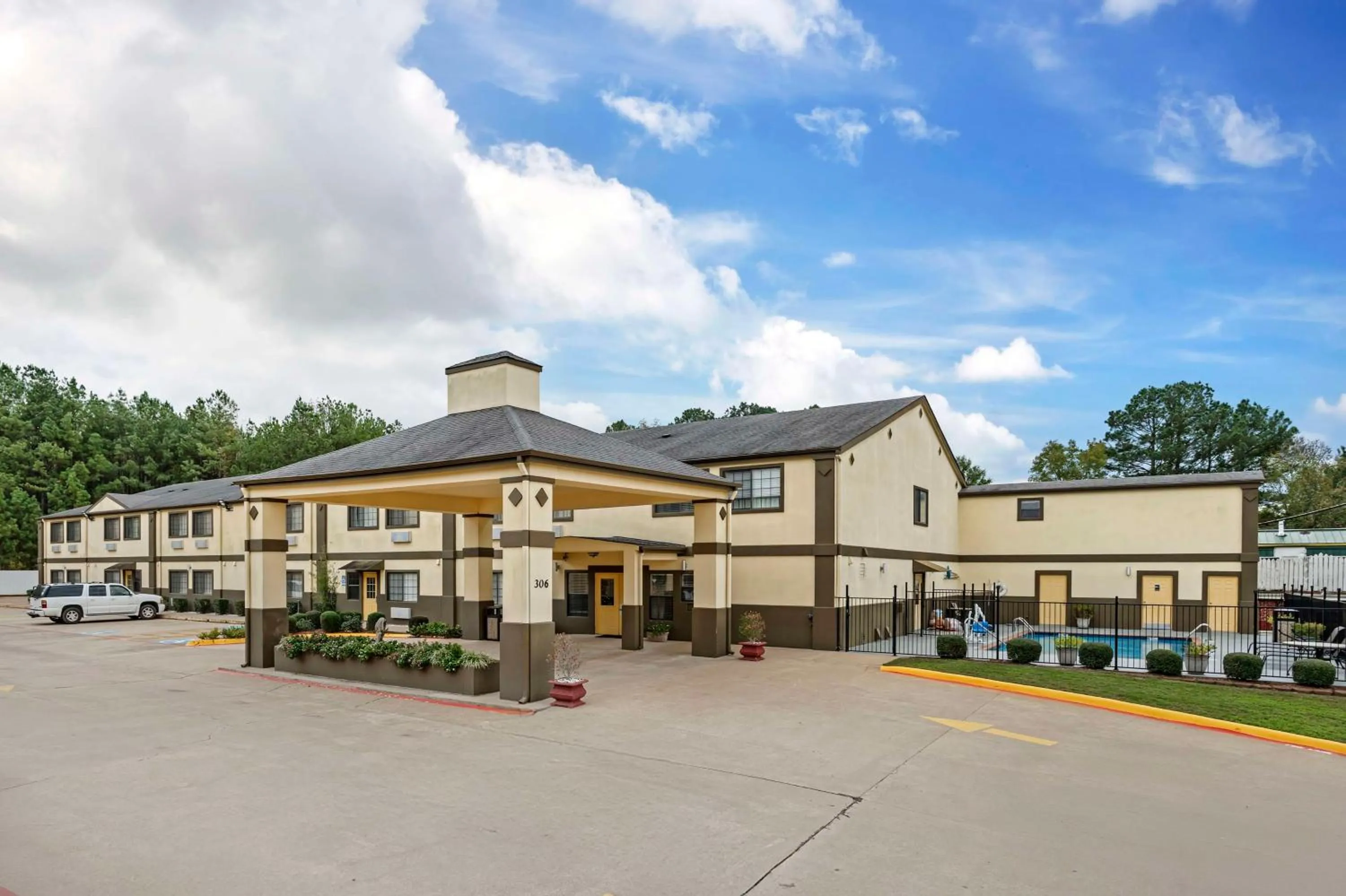 Property building in Best Western Pineywoods Inn