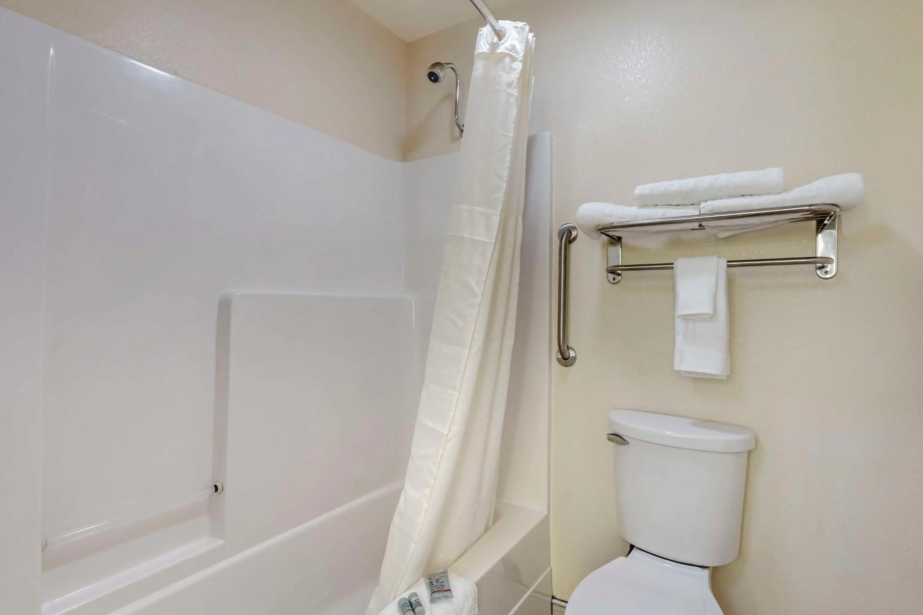 Bathroom in Best Western Pineywoods Inn