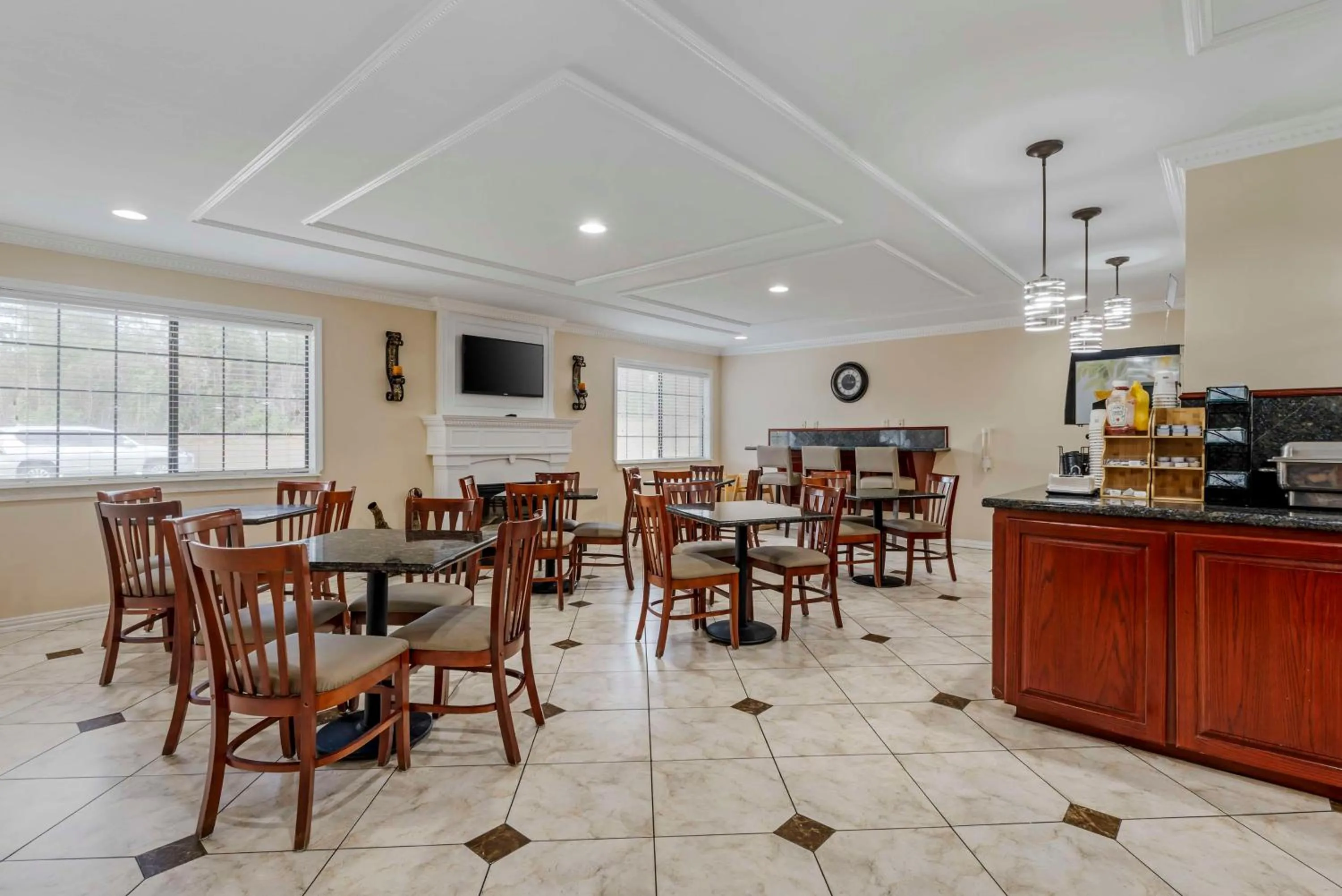 Breakfast in Best Western Pineywoods Inn