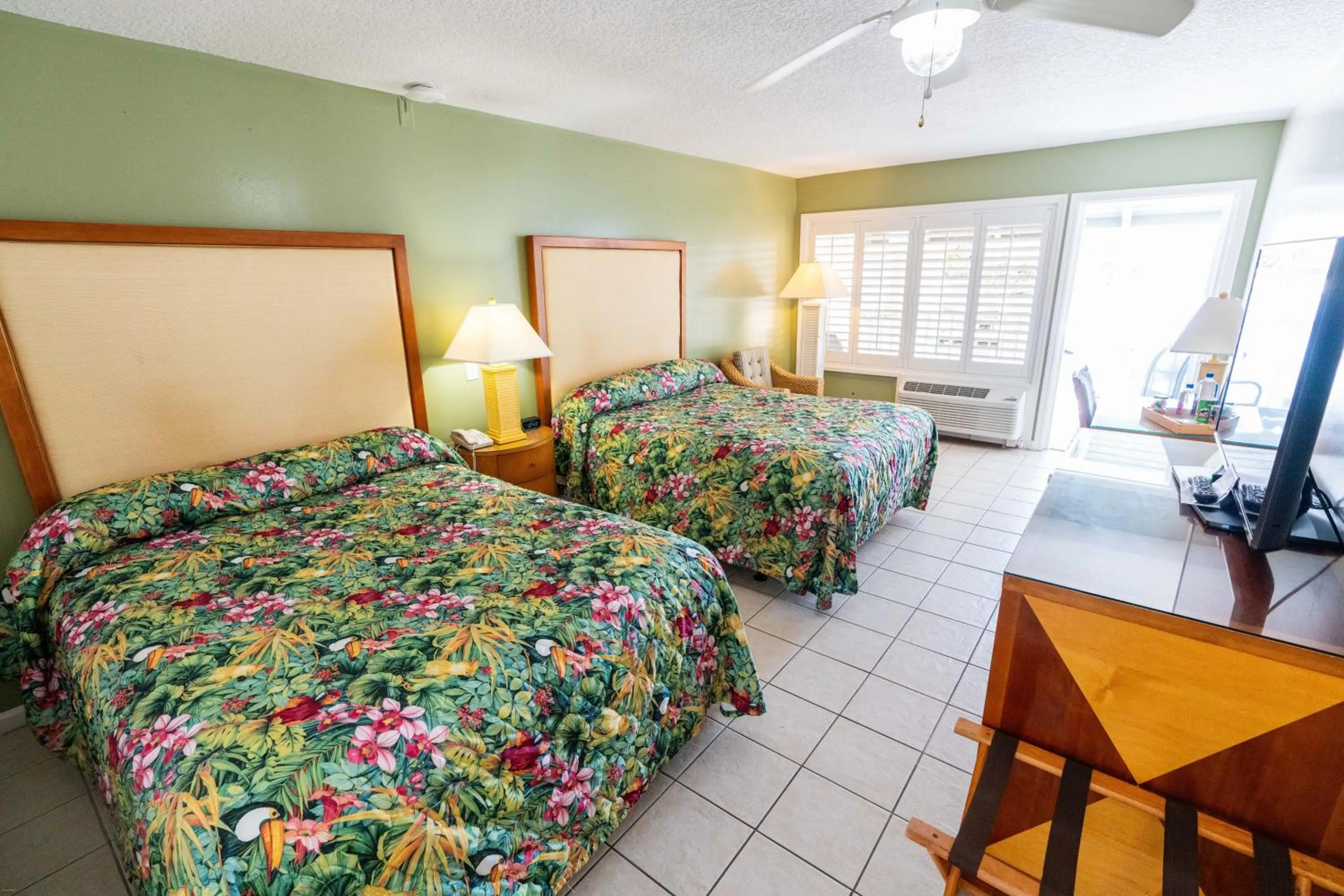 Bedroom, Bed in Pirate's Cove Resort and Marina - Stuart