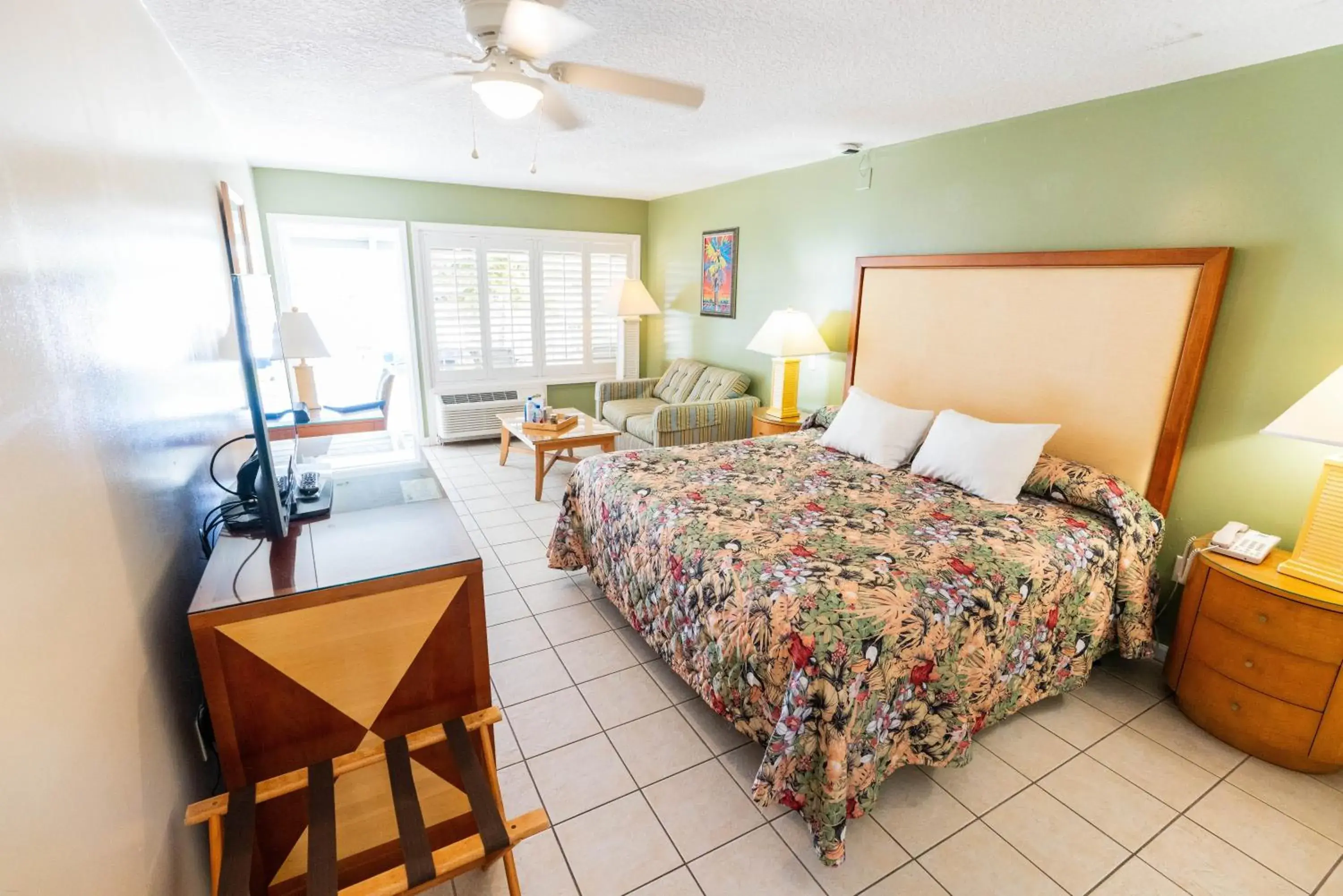 King Room - Non-Smoking in Pirate's Cove Resort and Marina - Stuart King Room - Non-Smoking in Pirate's Cove Resort and Marina - Stuart